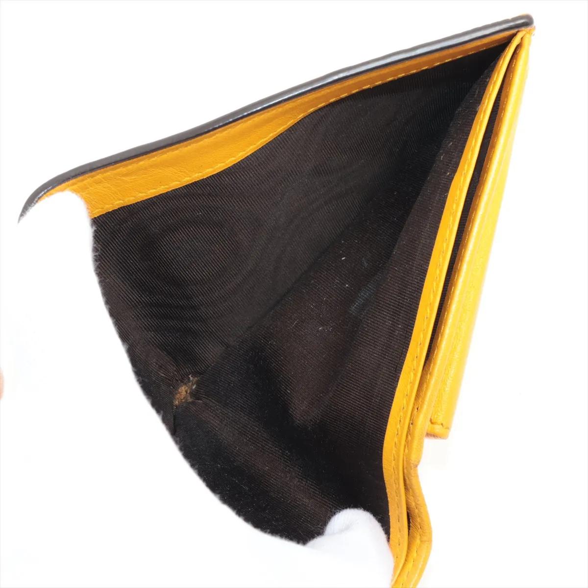 Portafoglio compatto in pelle goffrata GG di Gucci Giallo in vendita 1