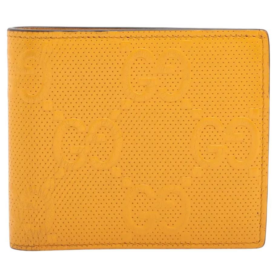 Portafoglio compatto in pelle goffrata GG di Gucci Giallo in vendita