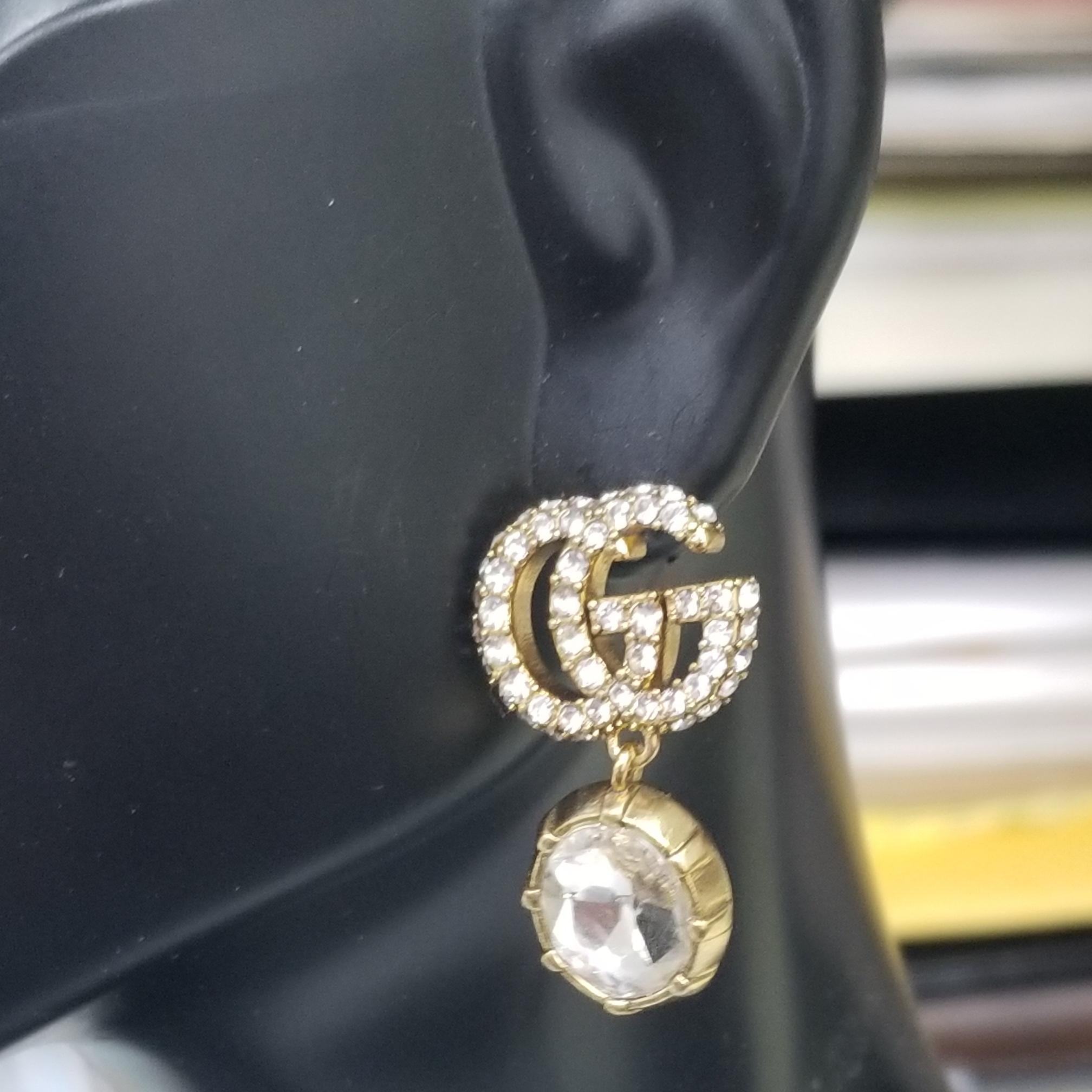 Boucles d'oreilles Gucci « GG » en cristals et cristal blanc facetté pendantes Excellent état - En vente à Los Angeles, CA