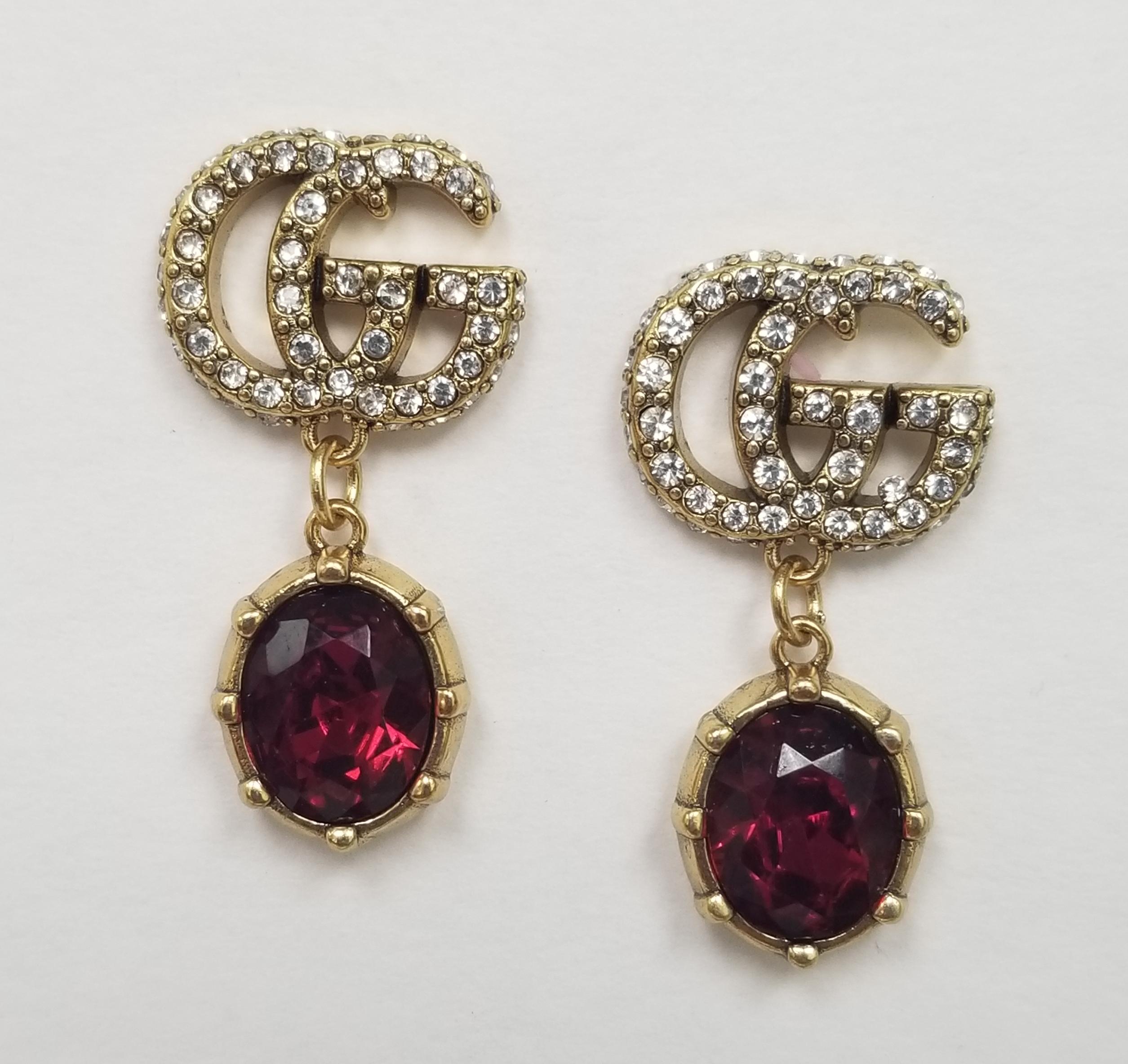 Boucles d'oreilles Gucci « GG » en cristals et cristal blanc facetté pendantes en vente 1