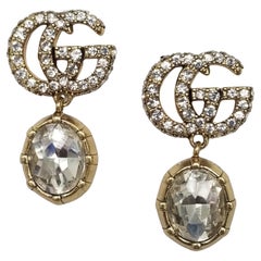 Gucci "GG"-Logo aus Kristallen mit baumelndem weißem, facettiertem Kristall-Ohrringen