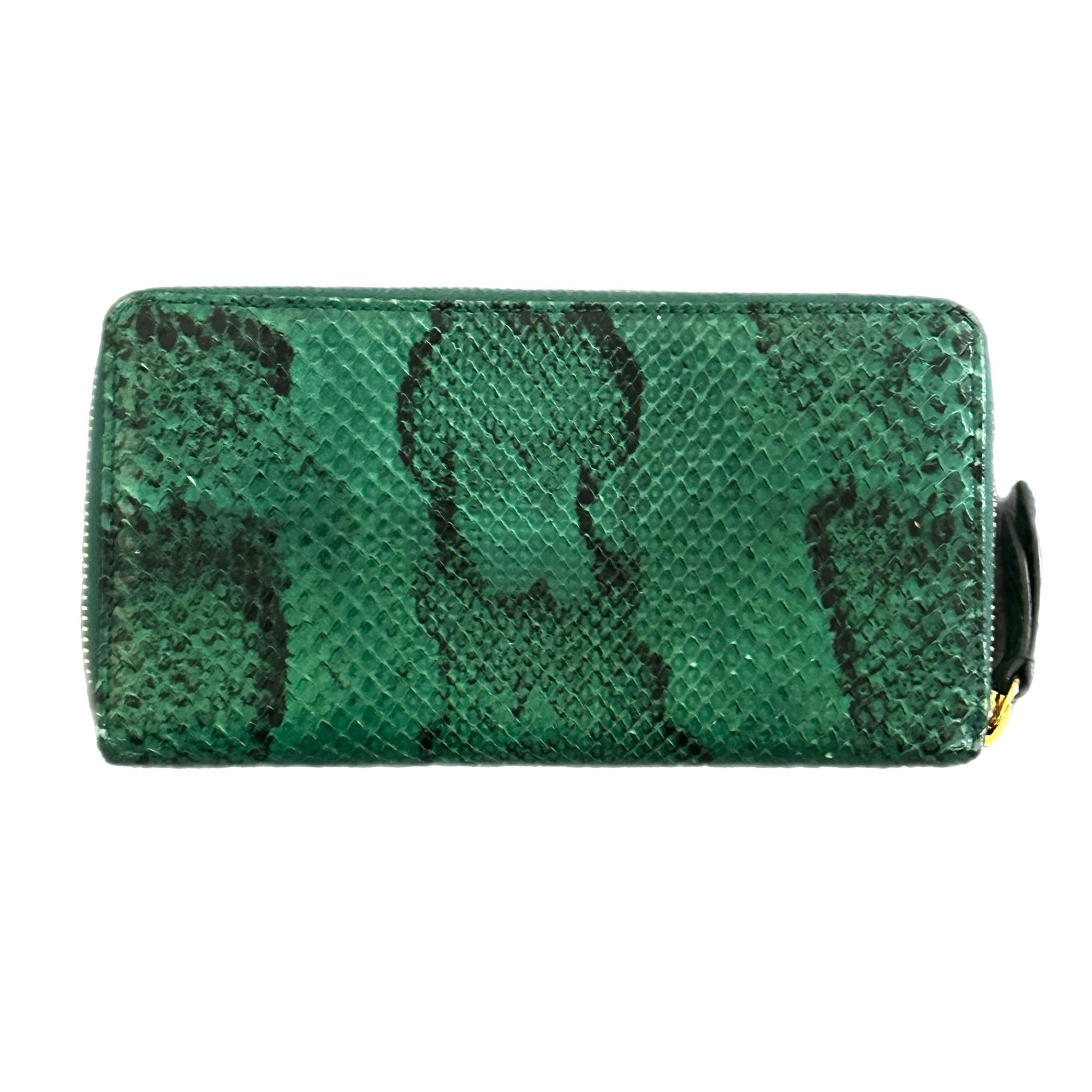 Gucci GG Logo Marmont Python Zip Long Wallet Green x Black In Good Condition In Humacao, PR