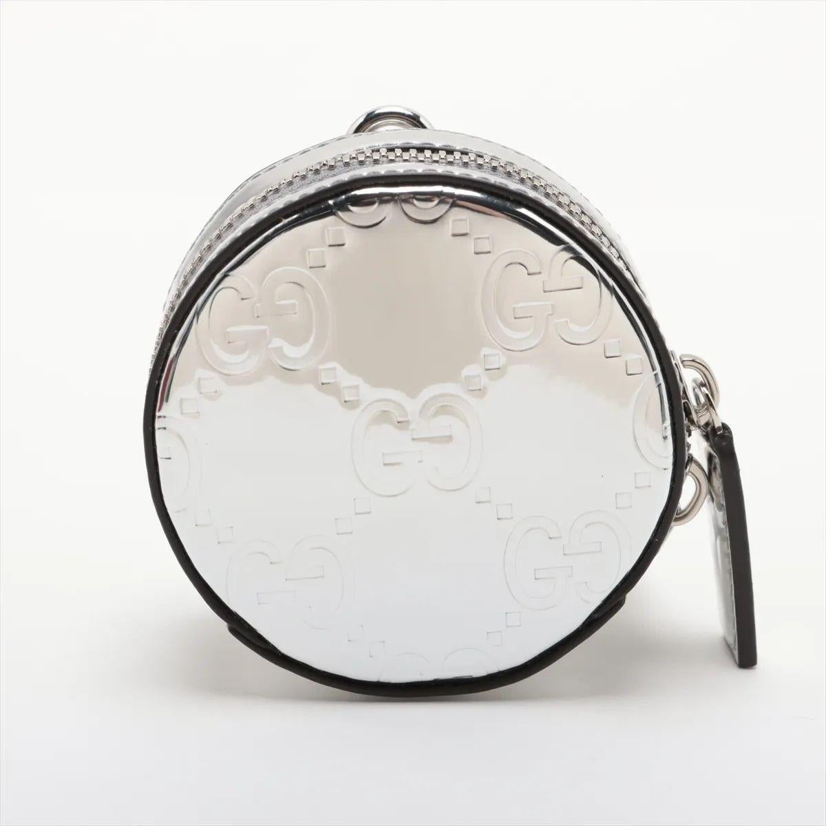 The Gucci GG Logo Patent Leather Round Coin Purse in Silver is a chic and compact accessory that combines modern shine with classic branding. Crafted from glossy silver patent leather, the round coin purse features the iconic GG logo prominently