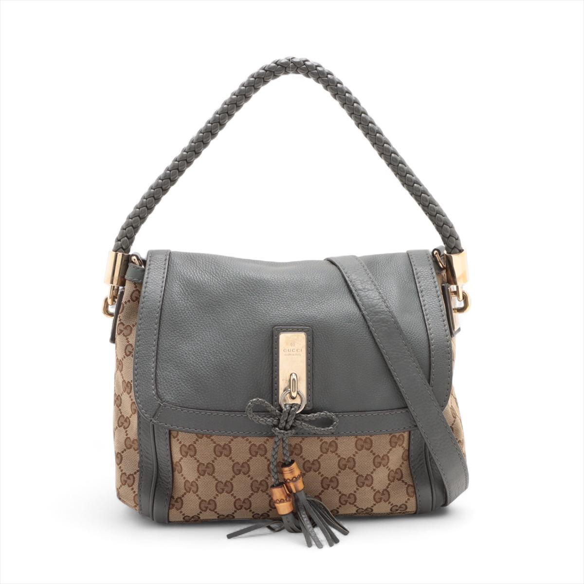 La borsa a tracolla a due vie in pelle con logo GG di Gucci in marrone ed Eleg è un accessorio chic e funzionale che combina senza sforzo eleganza e praticità quotidiana. Realizzata in pelle pregiata, presenta l'iconico logo GG e un'elegante patta