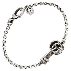 Gucci GG Marmont gealtertes Schlüsselanhänger aus Sterlingsilber YBA632207001