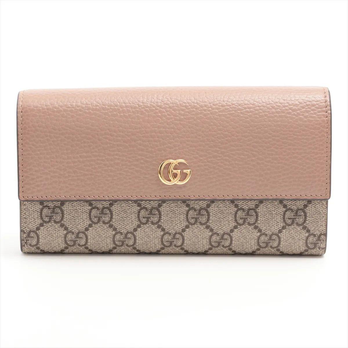 Le portefeuille en cuir continental bicolore GG Marmont de Gucci, en beige et rose poussiéreux, est un accessoire raffiné qui allie l'élégance à la praticité. Confectionné en cuir lisse, ce portefeuille arbore le logo emblématique GG Marmont en