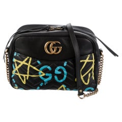 Gucci GG Marmont Schwarze Kameratasche aus Leder mit Geistermuster (443499)