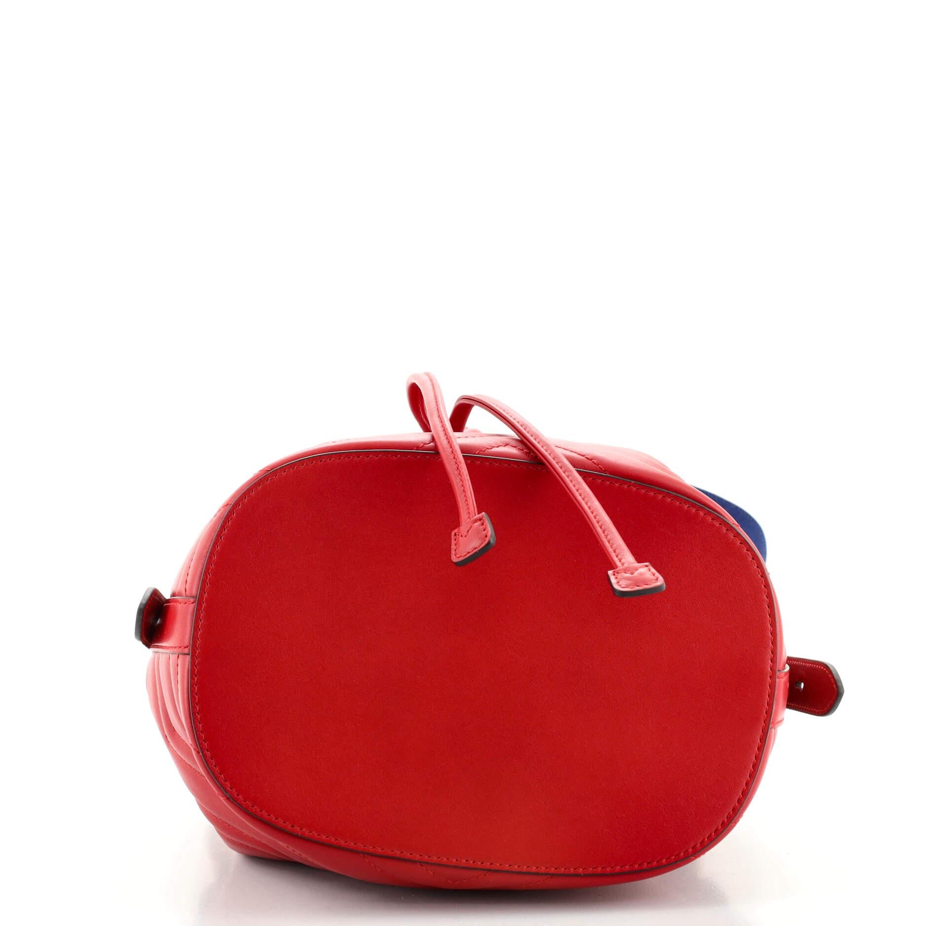 Gucci GG Marmont Bucket Bag Matelasse Leder-Tasche im Zustand „Gut“ in NY, NY