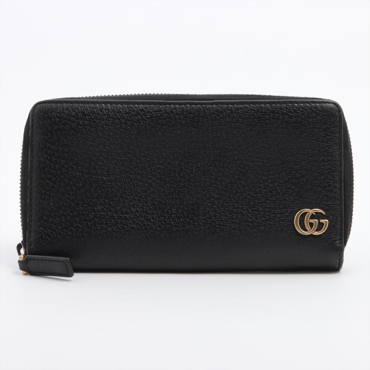 Die Gucci GG Marmont Calf Leather Zip Around Long Wallet in Schwarz ist ein atemberaubendes Beispiel für die Verschmelzung von Luxus und zeitgenössischem Design der Marke. Das geschmeidige schwarze Kalbsleder verleiht nicht nur einen Hauch von