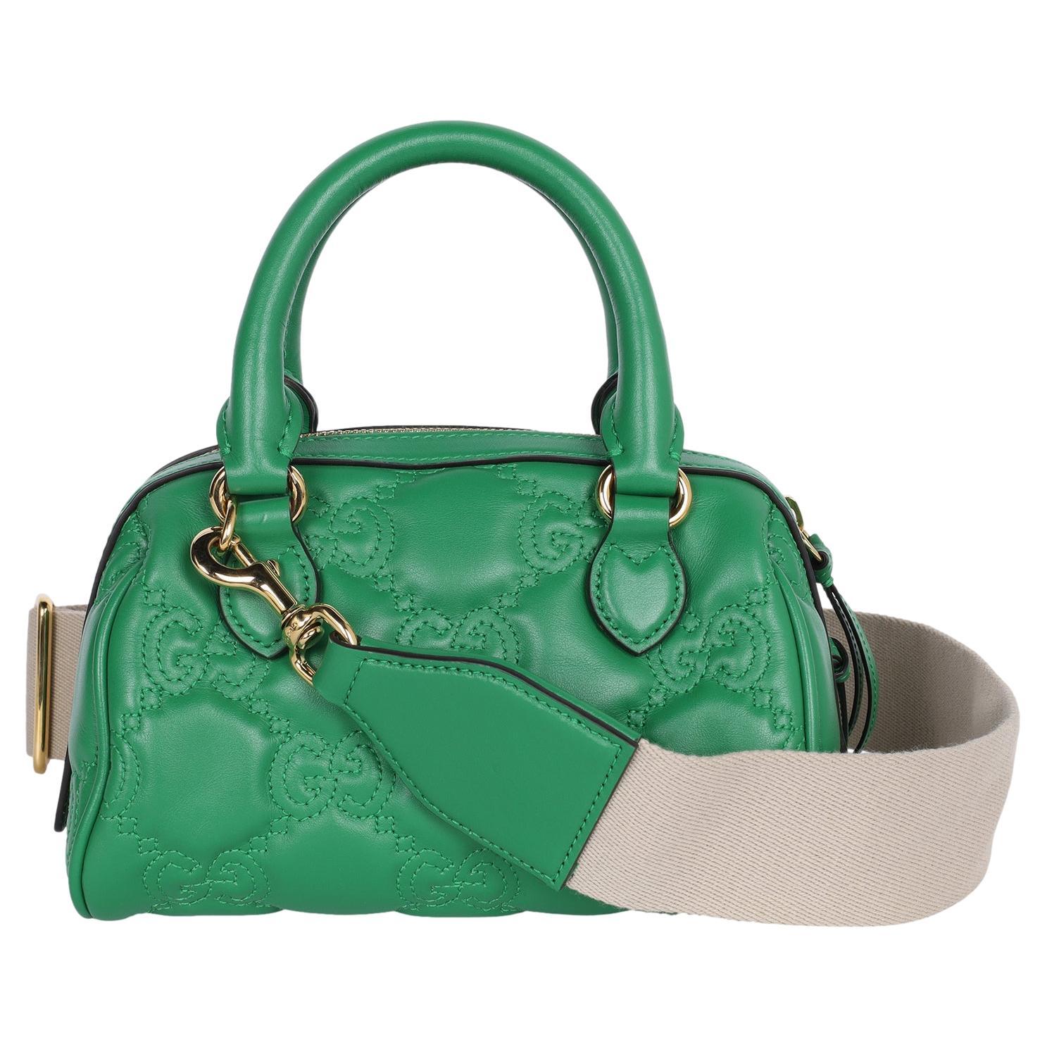 Autentico Gucci GG Marmont Chain Matelasse Leather Handbag Crossbody Bag in verde.

Corpo in pelle con doppia GG in rilievo di Gucci, doppio manico, chiusura superiore con cerniera, finiture dorate, catena dorata rimovibile e una spessa tracolla per