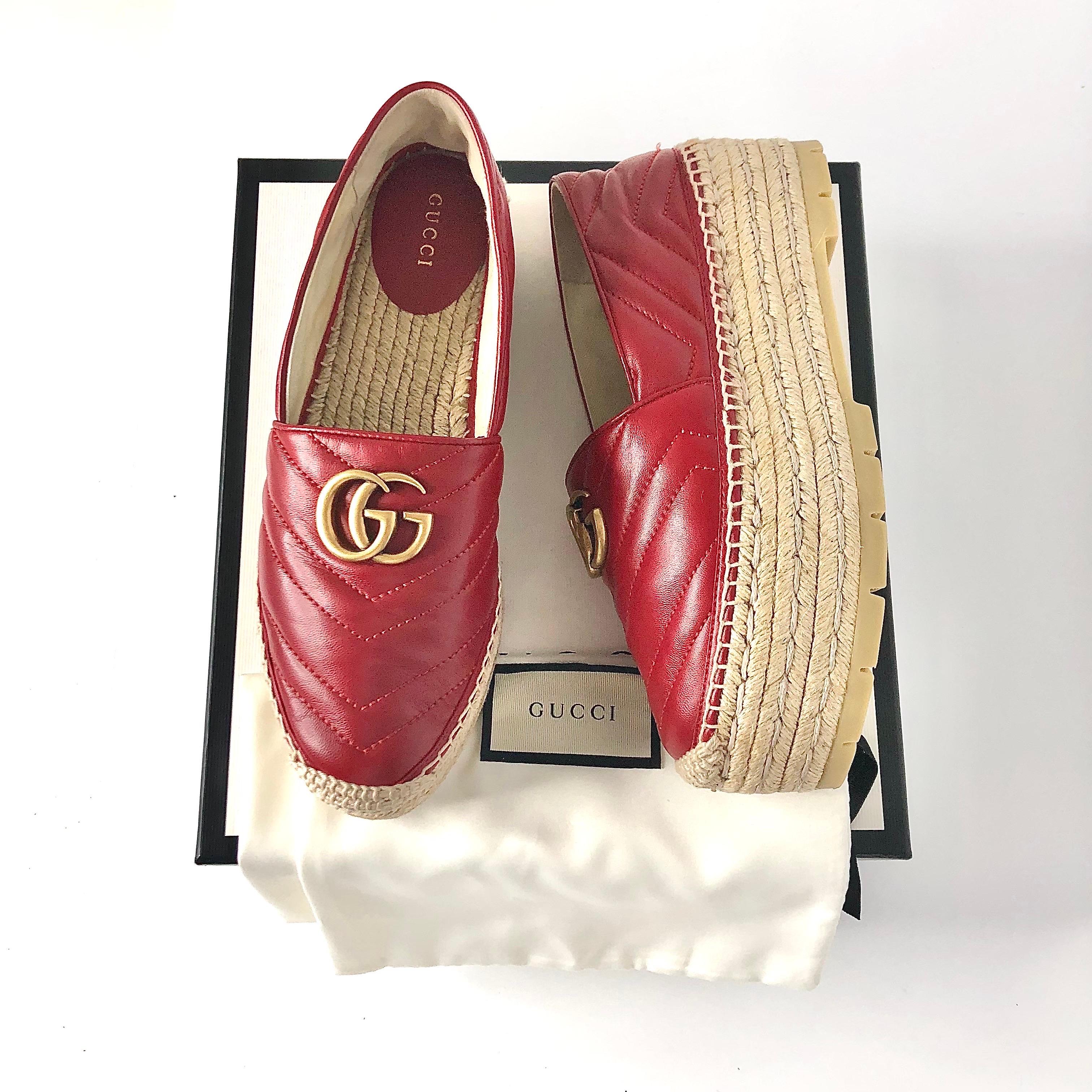 Gucci Piattaforma Espadrille Charlotte Trapuntata Matelassé 
Eccellente usato, in scatola originale, con sacchetto antipolvere 
Colore Rosso
Taglia 38EU
Tomaia in pelle
Suola in gomma
Tomaia in pelle trapuntata
Accessori con logo GG
Suola con