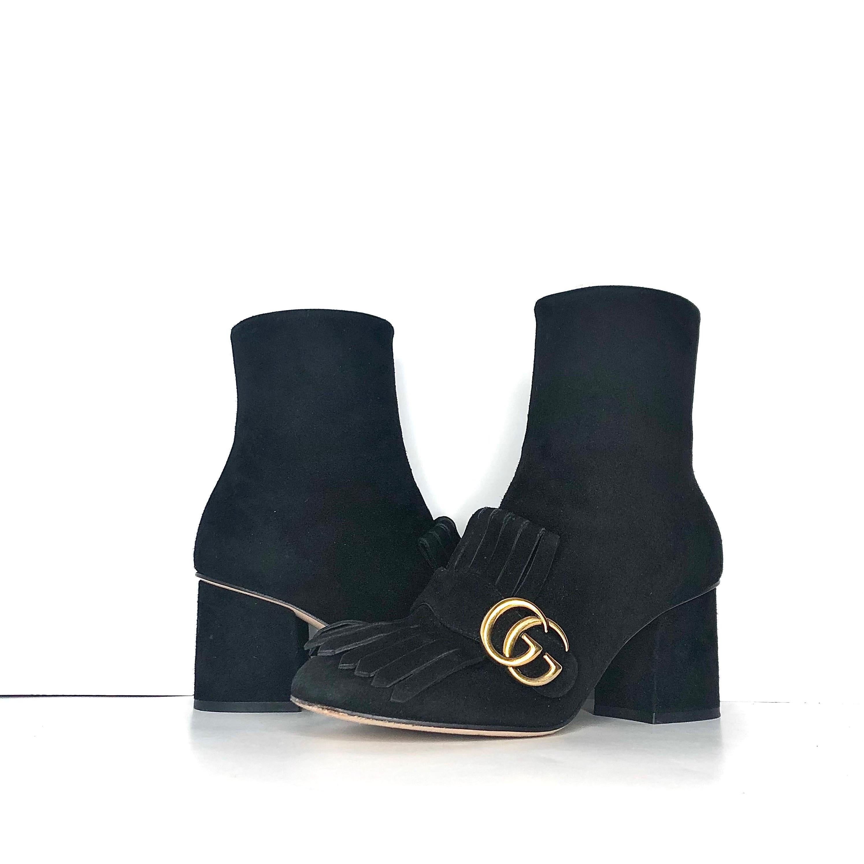 Botines con flecos Gucci Scamosciato GG Marmont
Color Nero
Talla 36.5EU
Parte superior de ante
Suela de cuero
Herrajes Marmont GG
Suela de plataforma cubierta
Tacón en bloque
Detalle de flecos
Cremallera completa lateral oculta
Signos de uso normal,
