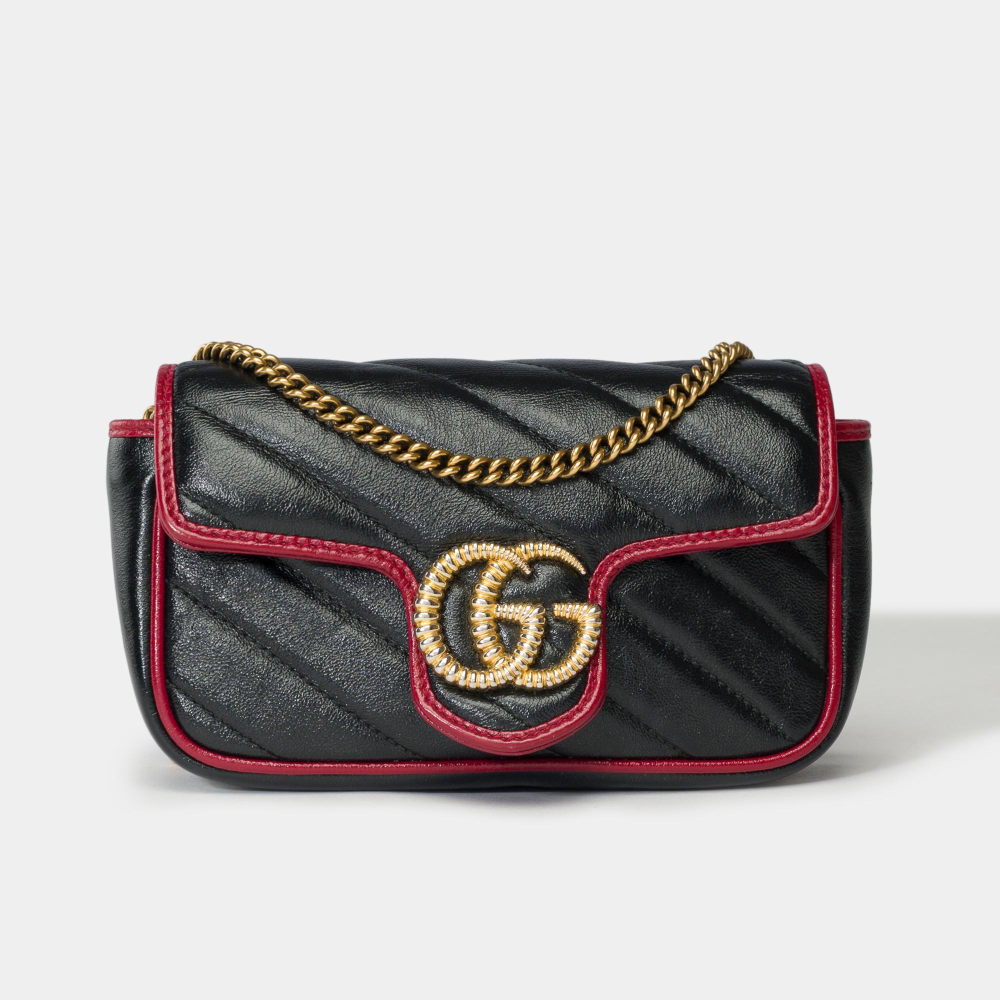 Elegant​ ​Gucci​ ​GG​ ​Marmont​ ​shoulder​ ​bag​ ​in​ ​black​ ​quilted​ ​leather​ ​and​ ​red​ ​leather,​ ​gold​ ​metal​ ​trim,​ ​chain​ ​handle​ ​convertible​ ​in​ ​gold​ ​metal​ ​allowing​ ​a​ ​carry​ ​hand​ ​or​ ​shoulder​ ​or​ ​crossbody​