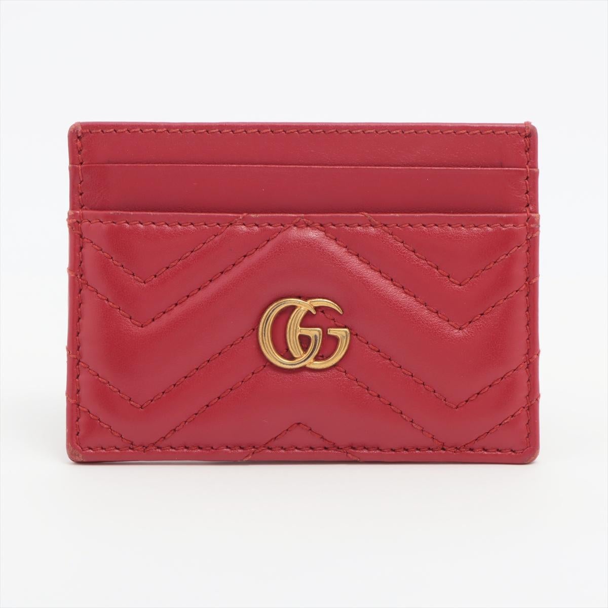 The Gucci GG Marmont Leather Card Case in Red is a stylish and compact accessory that seamlessly blends luxury with practicality. Crafted from high-quality red leather, the card case features the iconic GG Marmont matelassé pattern, showcasing