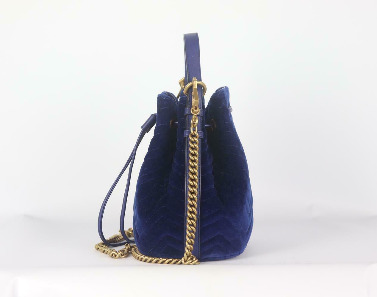 Gucci GG Marmont Bucket Bag aus gestepptem Samt mit Lederbesatz im Zustand „Hervorragend“ in London, GB