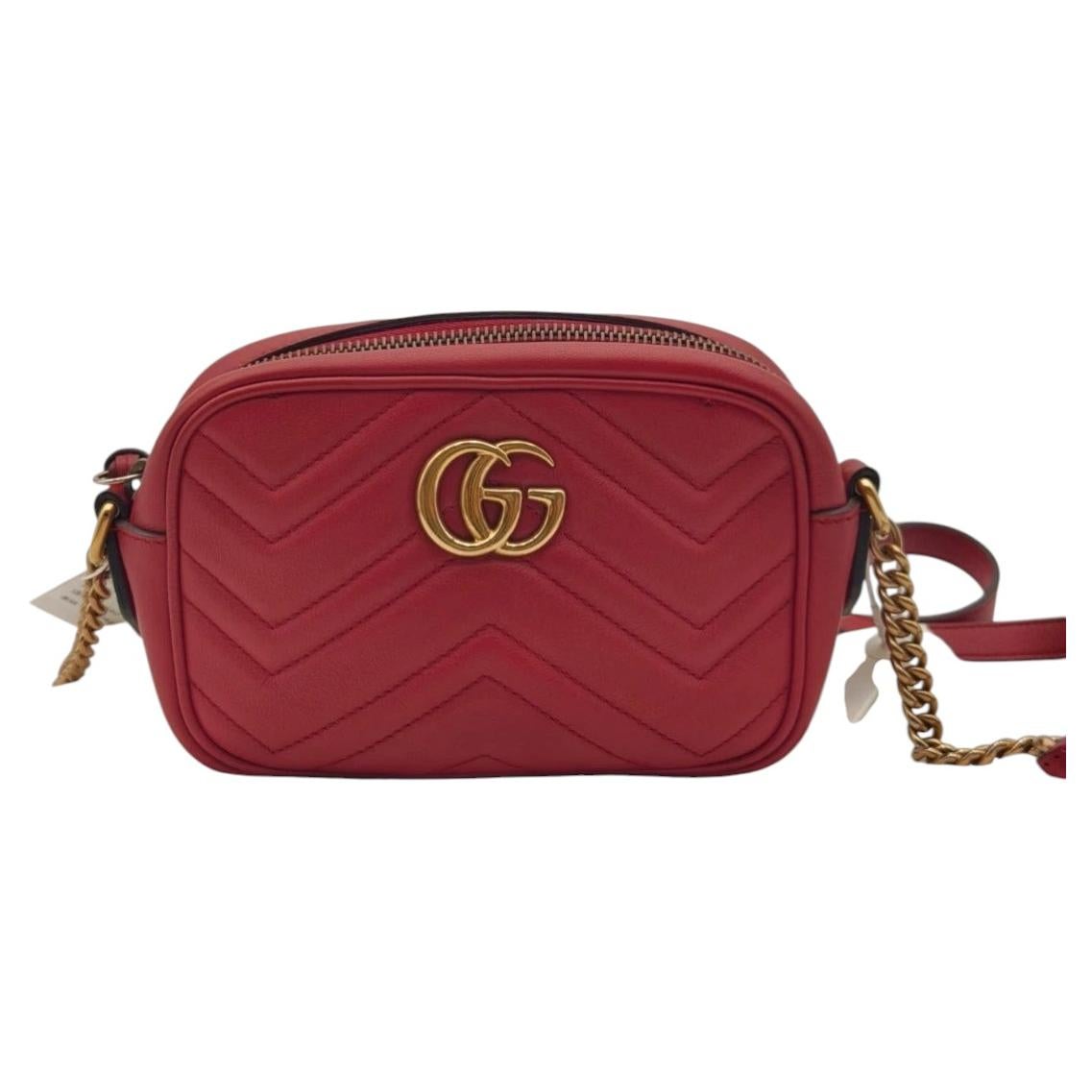 Borsa a tracolla Gucci GG Marmont Matelassé Mini Camera in pelle rossa