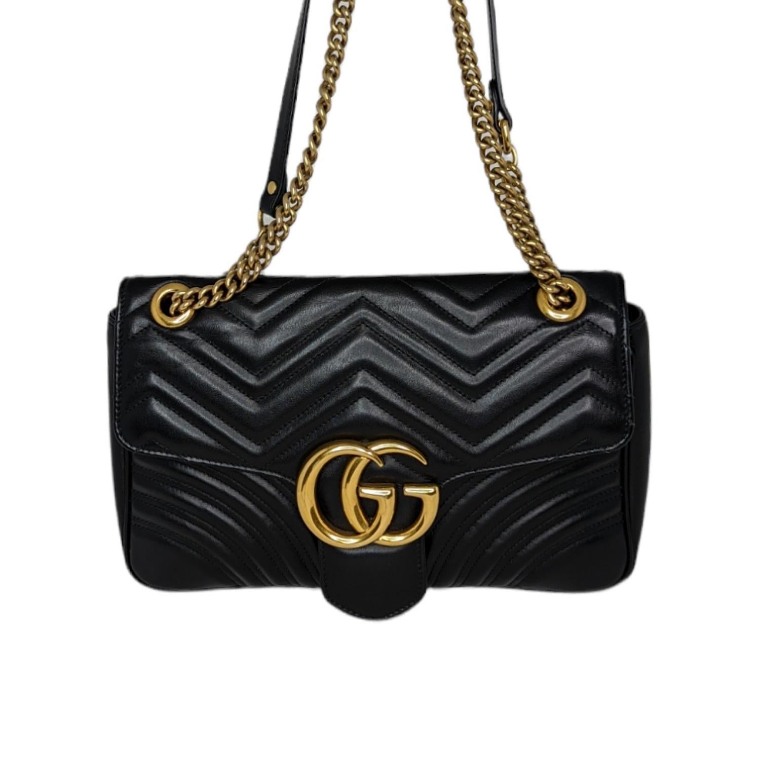 The medium GG Marmont chain shoulder bag has a softly structured shape and an oversized flap closure with Double G hardware. The sliding chain strap can be worn multiple ways, changing between a shoulder and a top handle bag. Made in matelassé