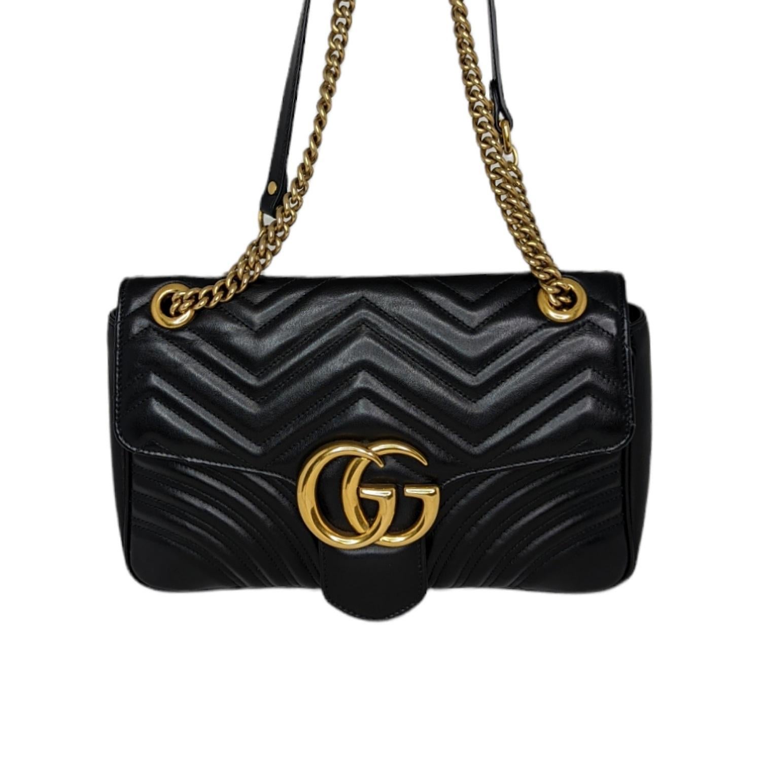 The medium GG Marmont chain shoulder bag has a softly structured shape and an oversized flap closure with Double G hardware. The sliding chain strap can be worn multiple ways, changing between a shoulder and a top handle bag. Made in matelassé