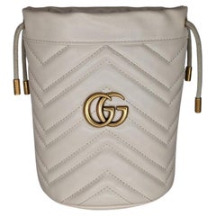 Gucci GG Marmont Mini Bucket Umhängetasche in Weiß