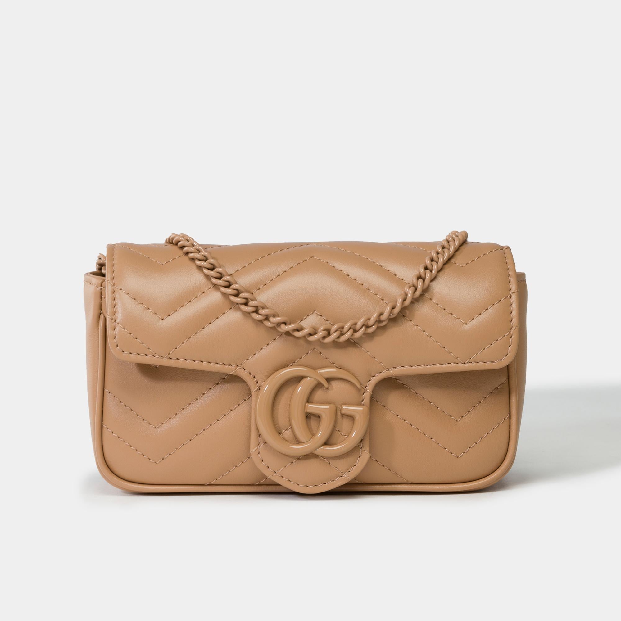 Elegant​ ​Gucci​ ​GG​ ​Marmont​ ​Mini​ ​shoulder​ ​bag​ ​in​ ​beige​ ​quilted​ ​leather,​ ​beige​ ​metal​ ​trim,​ ​convertible​ ​chain​ ​handle​ ​in​ ​beige​ ​metal​ ​for​ ​hand​ ​or​ ​shoulder​ ​or​ ​crossbody​ ​carry

Magnetic​ ​flap​
