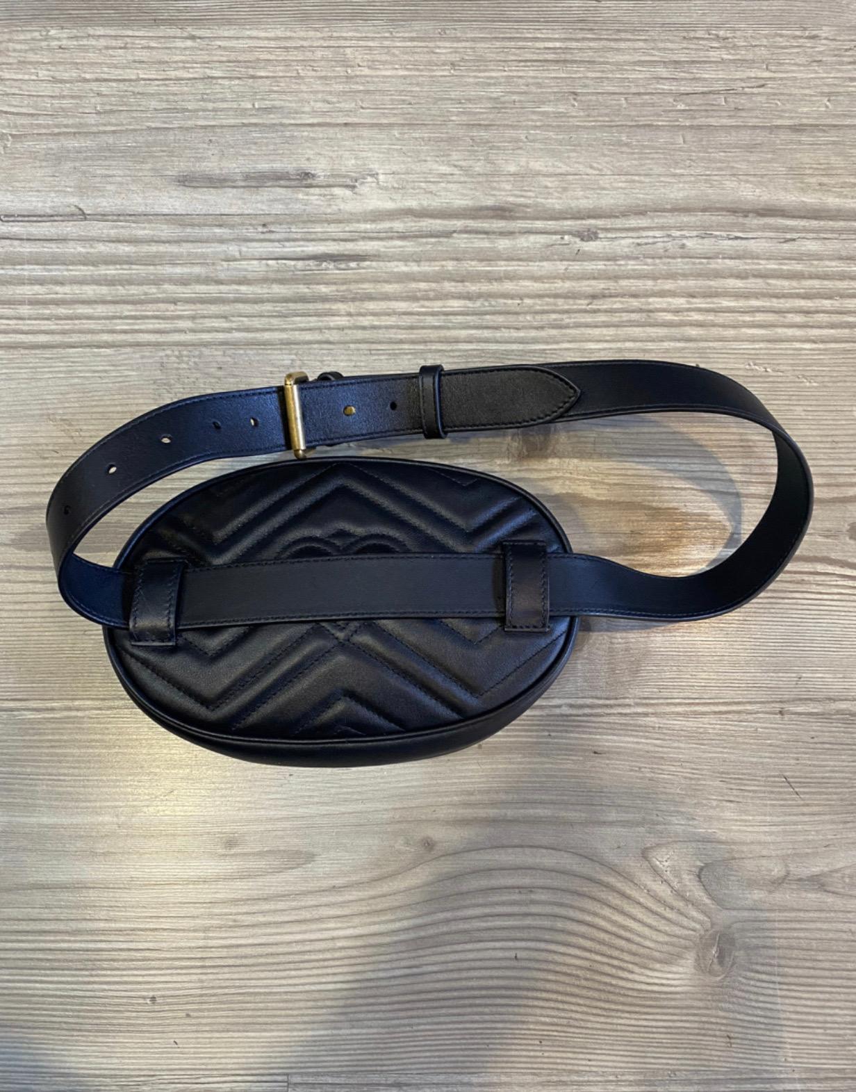 Gucci GG Marmont bum bag 
in black leather featuring golden hardware.
measurements: length 22cm, height 14cm, thickness 6cm, belt measurements: length 85cm, height 34cm, in excellent condition
