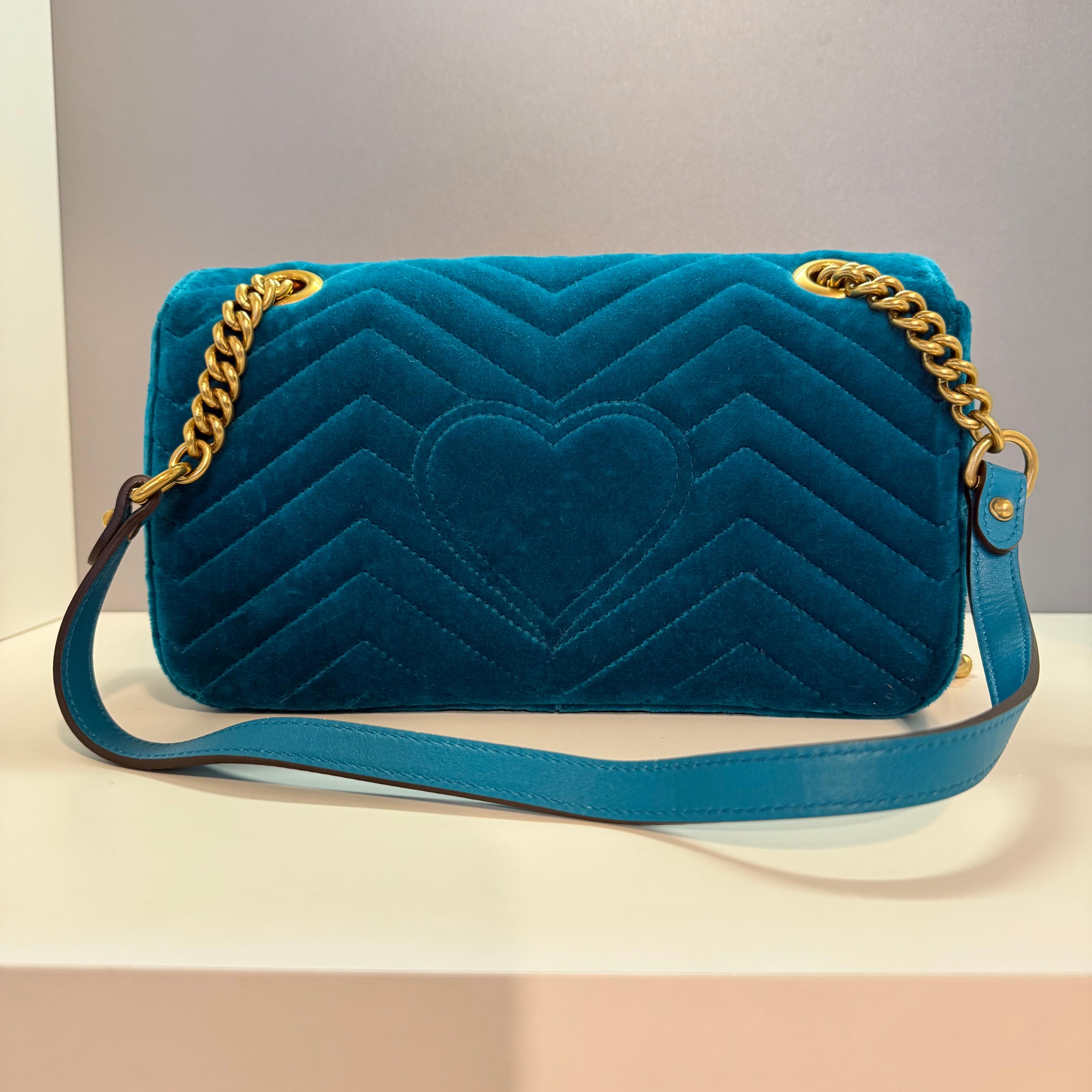 Ikonische Gucci GG Marmont Tasche
Samt
Erstaunliche petrolblaue Farbe
Metallkette
Goldenes satiniertes GG-Logo
Kann quer oder über der Schulter getragen werden
Innere Reißverschlusstasche
Cm 25 x 15 x 7 (9,84 x 5,9 x 2,75 Zoll)
Kostenloser