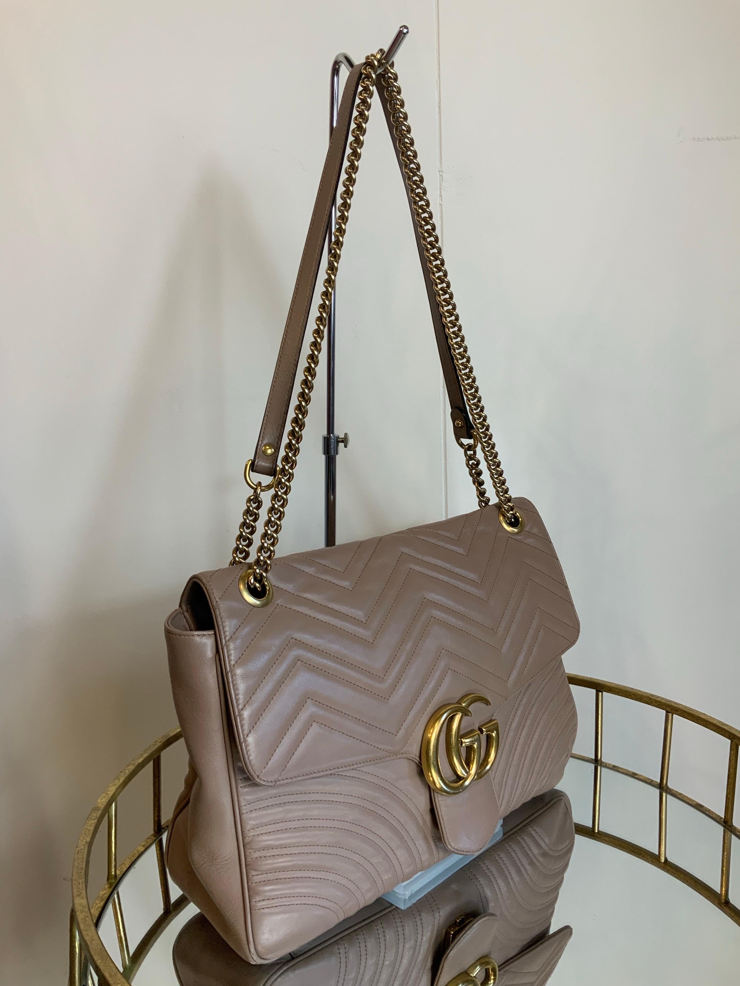 Gucci GG Marmont bag.
in powder-colored leather with quilted details. Gold hardware, with gold chain handle and a leather part.
Suede interior with a zipped pocket.
Width 34 cm
Height 24 cm
Depth 10 cm
Good general condition but has more signs of
