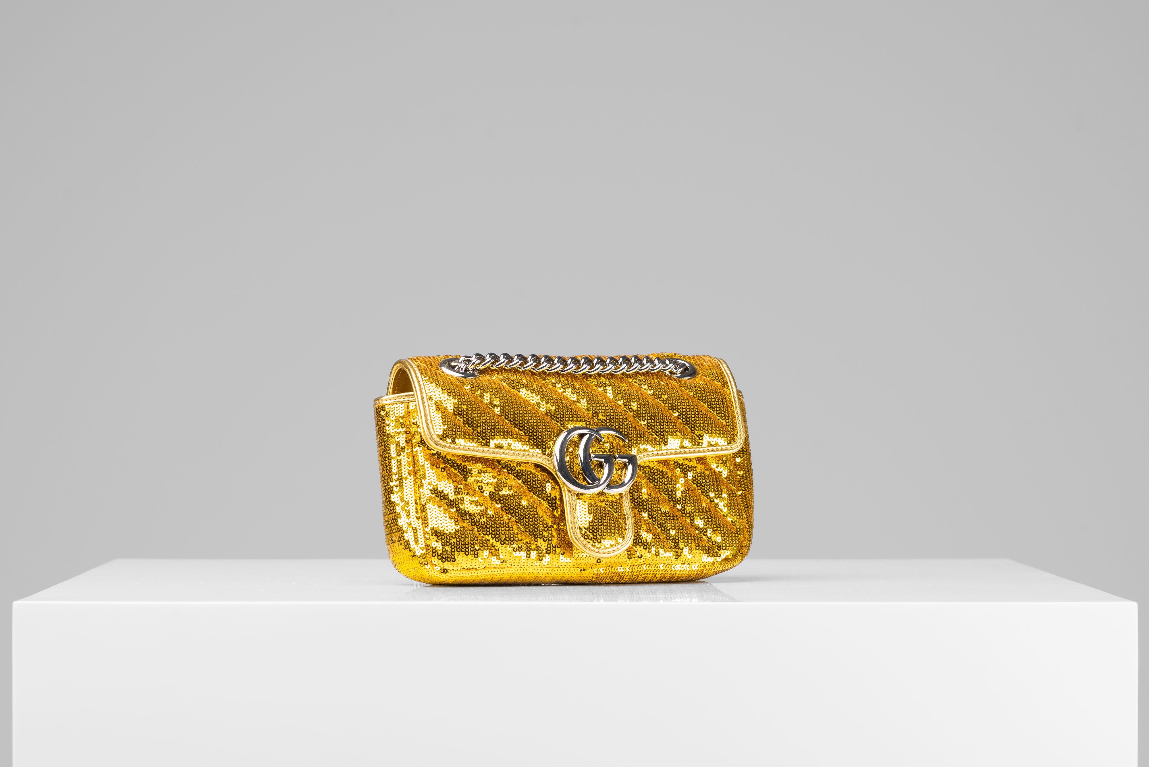 From the collection of SAVINETI we offer this special Gucci Marmont Bag:

- Brand: Gucci
- Model: Marmont
- Color: Gold (Sequins)
- Condition: Excellent/ as new condition 
- Materials: leather, sequins
- Extras: Dustbag

Authenticity is our core