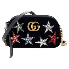 Gucci GG Marmont Umhängetasche mit Kristallverzierung aus Matelasse Samt klein