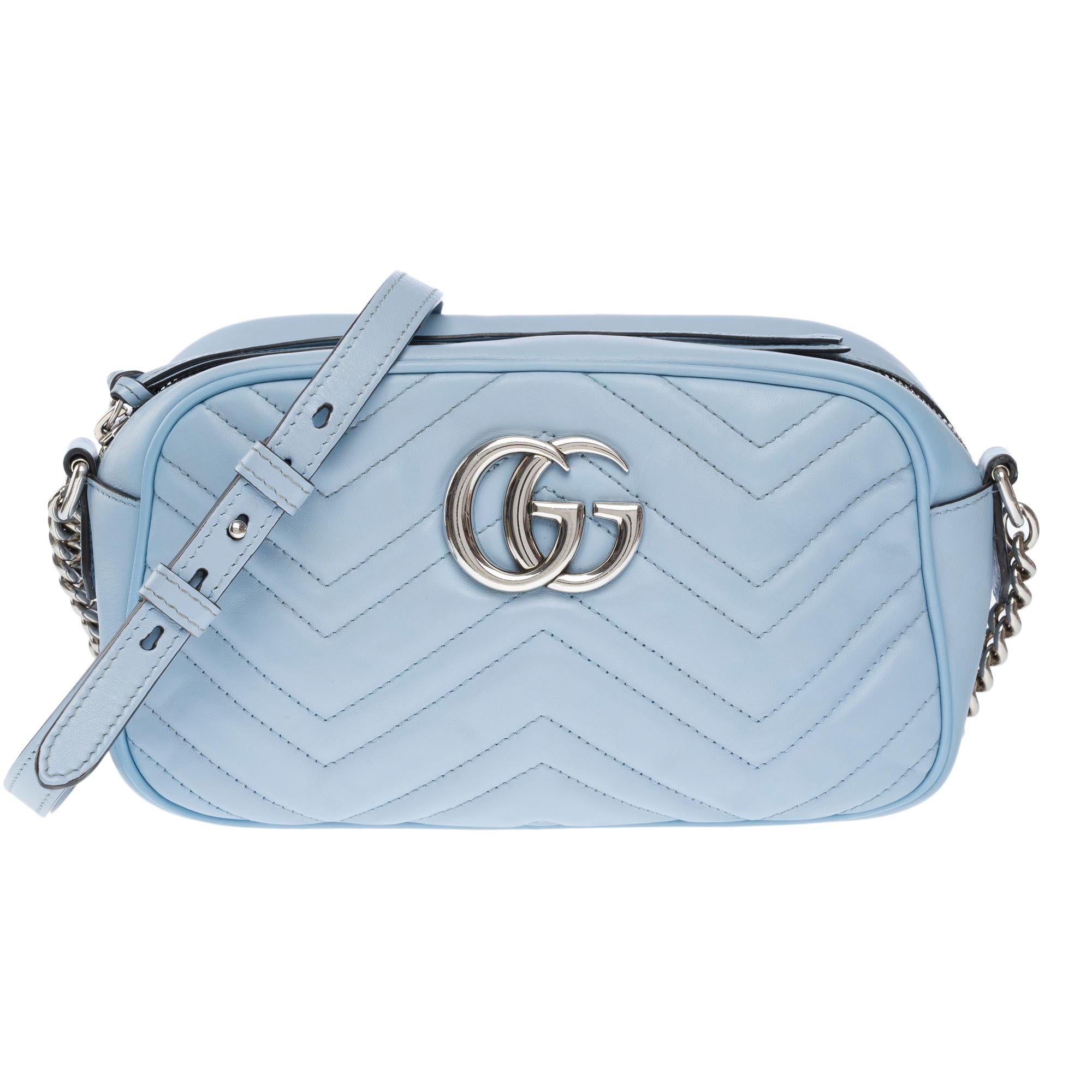 Elegant Gucci GG Marmont shoulder bag in light blue quilted leather with chevron pattern with zipper, silver metal trim, adjustable leather shoulder strap for shoulder or crossbody carry

Zipper
Inner lining in beige suede, patch pocket
Signature: