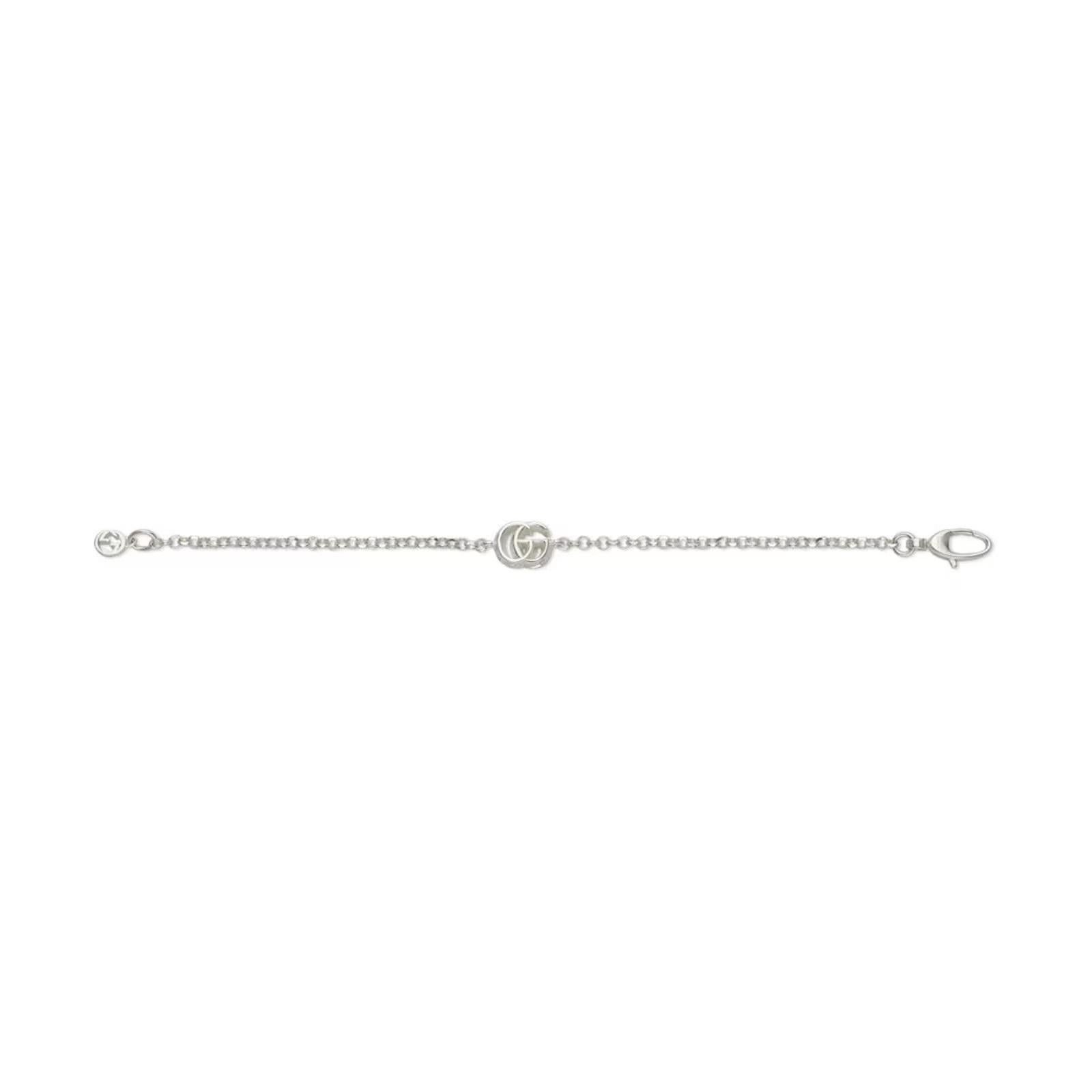 Plata de ley 925
Encanto Doble G
Cierre Con Doble G
Doble G - 11,8 mm x 9,4 mm
Longitud de la pulsera - 19 cm
Fabricado en Italia

El emblema de la Doble G, reconocible al instante, es el protagonista de esta elegante pulsera. La colección de joyas