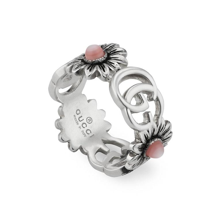 Fall in love with this stunning GUCCI GG Marmont ladies ring. Set in shining sterling silver this dainty ring boasts flower designs centered with beautiful pink mother of pearl stones. The iconic GG branding measures to 10mm.

Category: Rings
Brand: