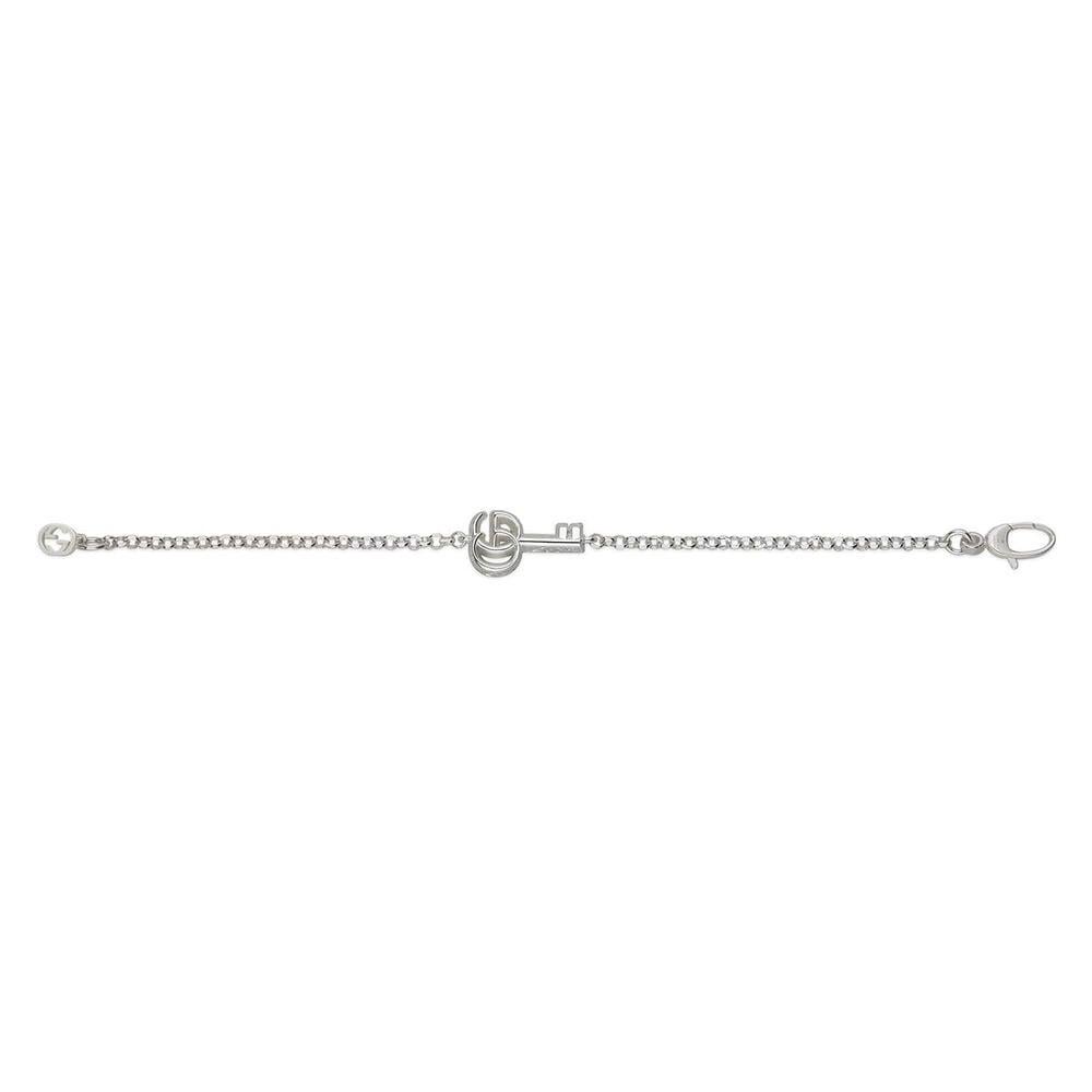 Questo braccialetto in argento sterling presenta una chiave con l'ormai riconoscibile Doppia G come pezzo superiore. Realizzata con maestria e dal design intricato, spesso con sottili richiami alla Maison, la collezione di gioielli in argento di
