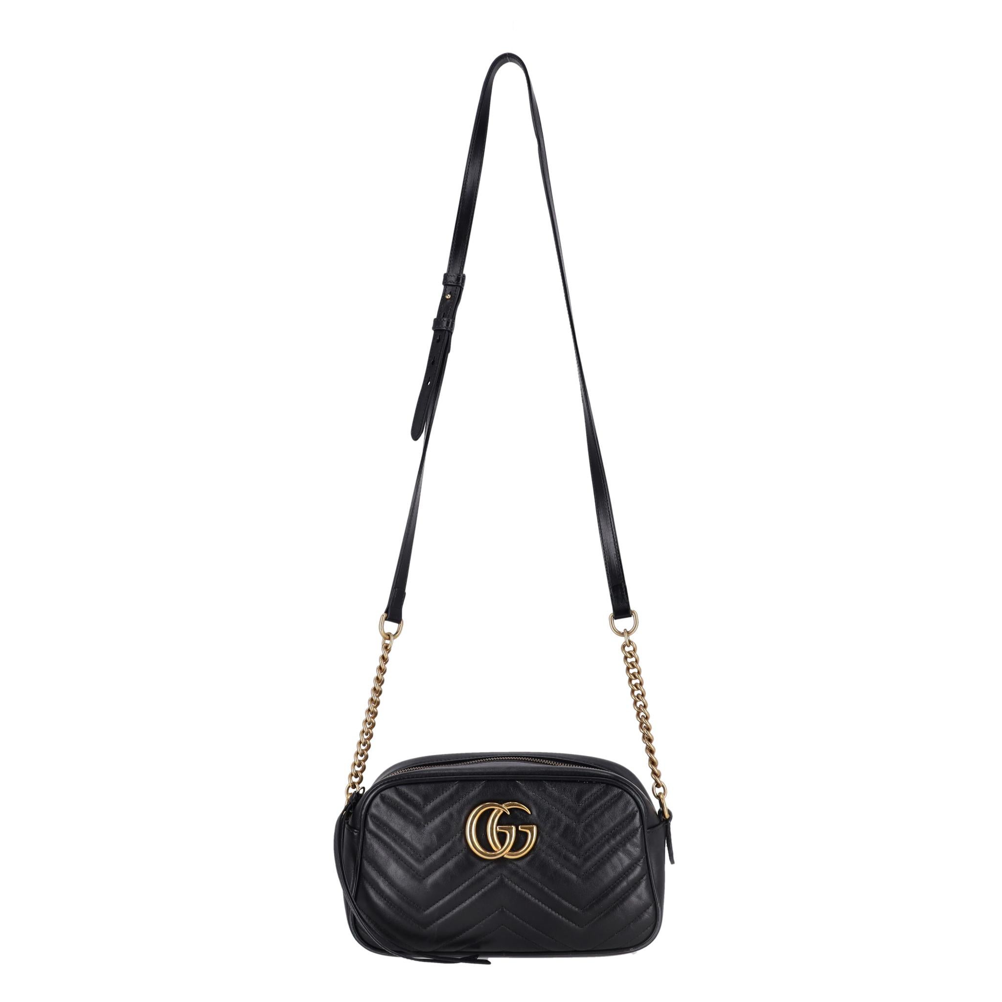 We Adore - Gucci GG Marmot Matelasse Leather Mini Camera Bag

Sac à bandoulière noir en cuir Matelasse, légèrement structuré et orné d'un motif à chevrons.

Il est orné d'un double logo G sur le devant et d'une bandoulière en cuir et en