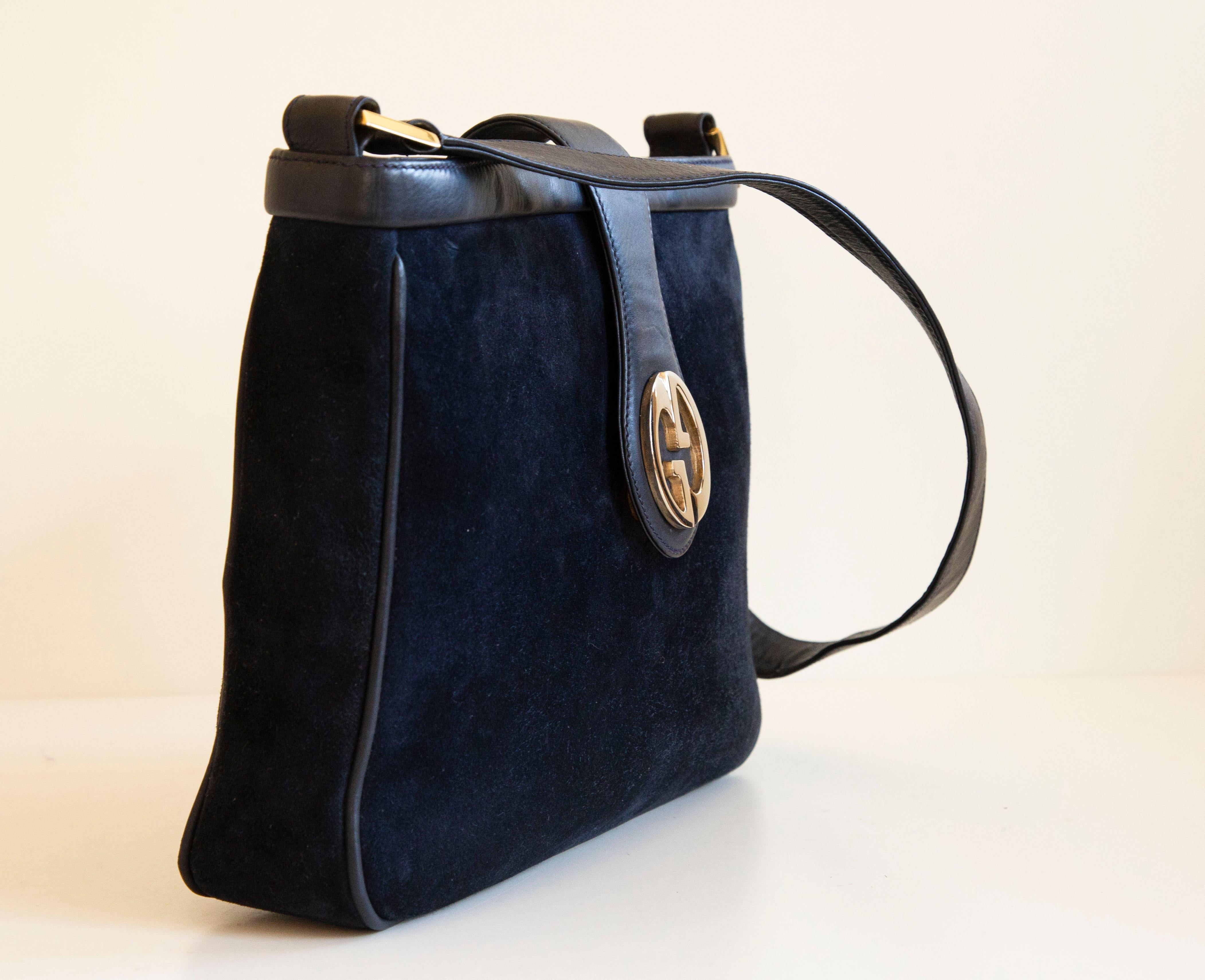 Gucci GG Metal Signature Logo Dark Blue Suede and Leather Shoulder Bag 1970s In Good Condition For Sale In Arnhem, NL