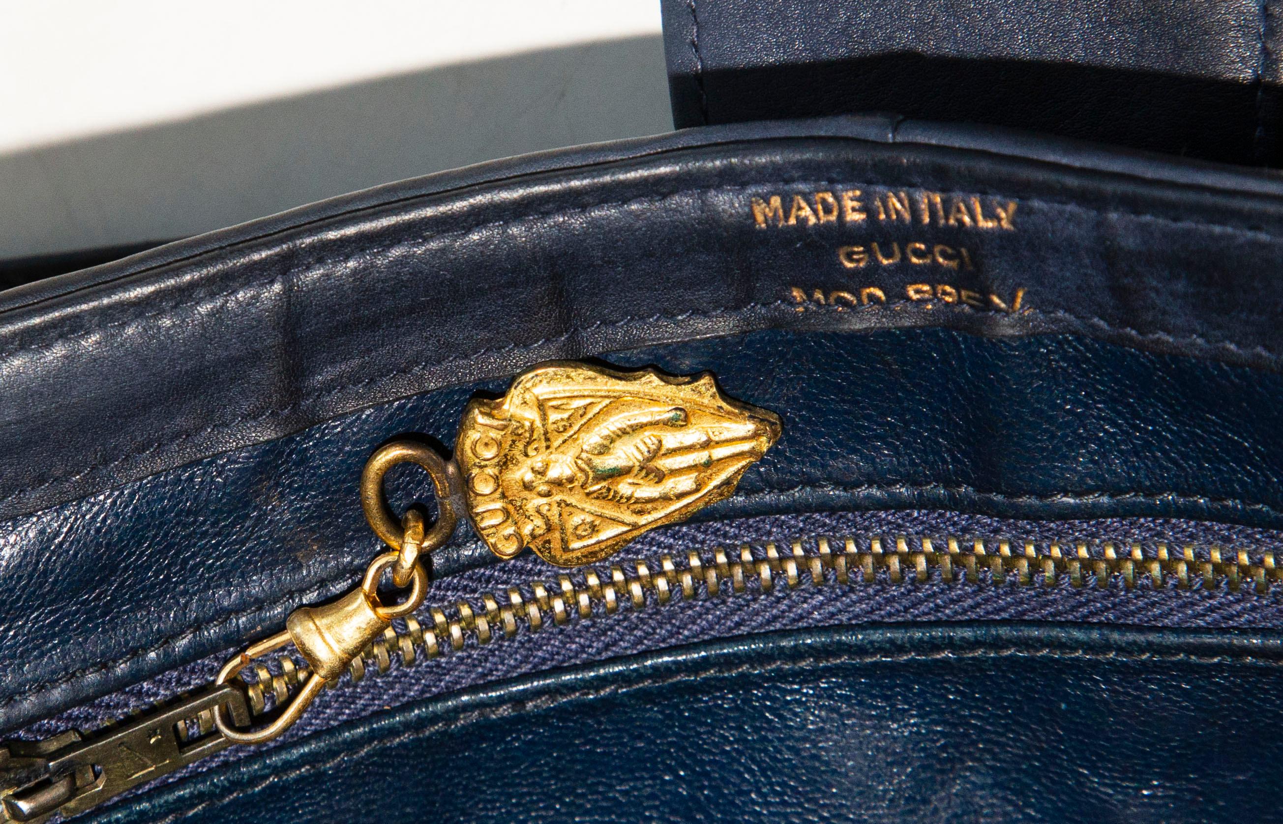 Gucci GG - Sac porté épaule en cuir et daim bleu foncé avec logo en métal, années 1970 en vente 5