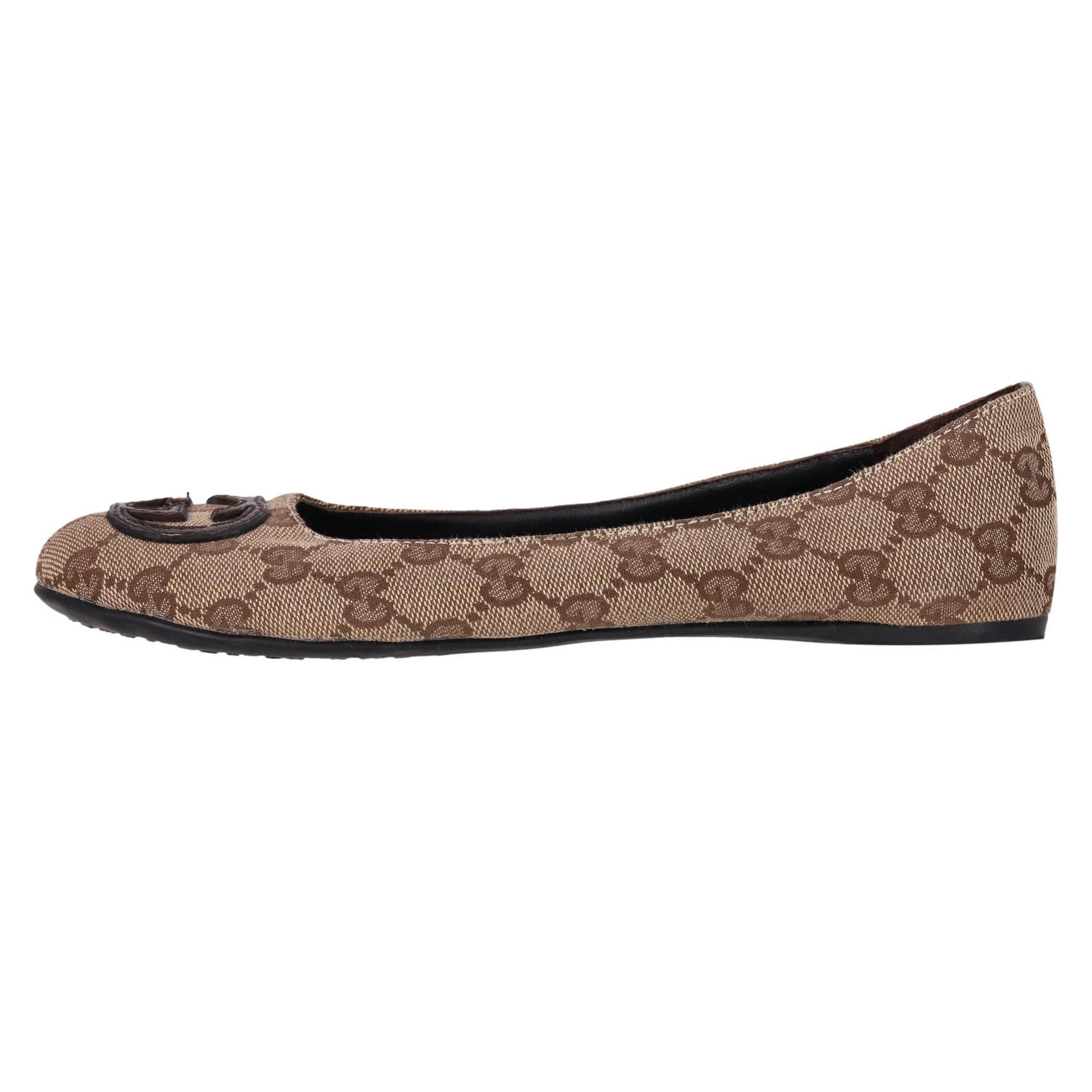 Ballerines en toile avec monogramme 'GG' de Gucci

Ballerines marron en toile portant le monogramme 'GG'.

Le logo 