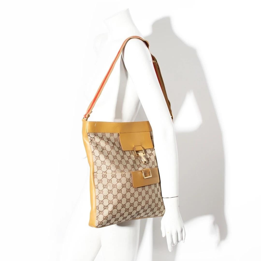 Borsa messenger Gucci by Tom Ford 
Prodotto in Italia 
Classica tela abbronzata con l'iconico motivo GG intrecciato 
Dettagli in pelle marrone chiaro
Chiusura con hardware dorato 
La chiusura in oro ha una copertura in plastica con etichetta Gucci.