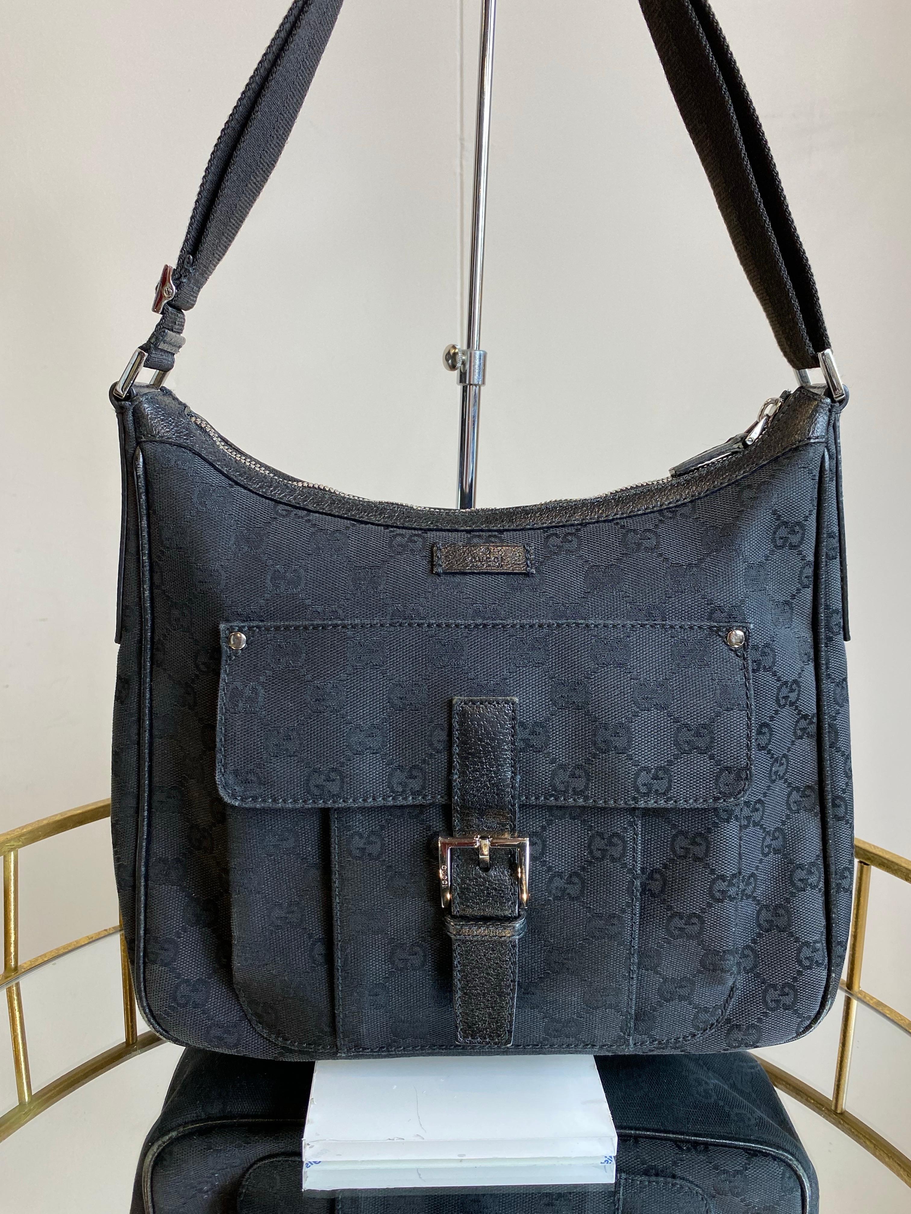 Gucci Monogram bag.
In canvas, leather inserts and silver hardware.
Height 28 cm
Width 30 cm
Depth 7 cm
Shoulder strap 30 cm
Good general condition, shows signs of normal use.
The hardware has some scratches.
The leather of the 4 corners is ruined