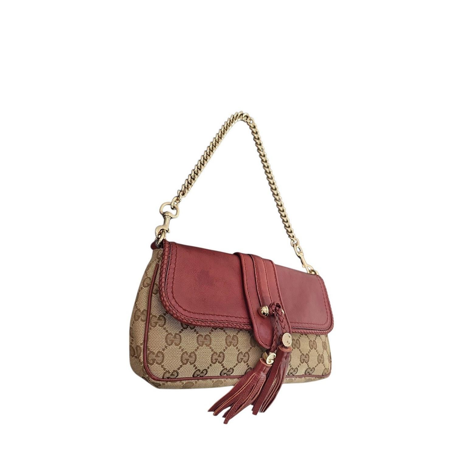 Questa borsa da sera Monogram Marrakech di Gucci in marrone. Questa elegante borsa da sera è realizzata in tela con monogramma GG di Gucci. La borsa è dotata di una catena rimovibile con un cinturino in pelle incrociato e nappe pendenti con finiture