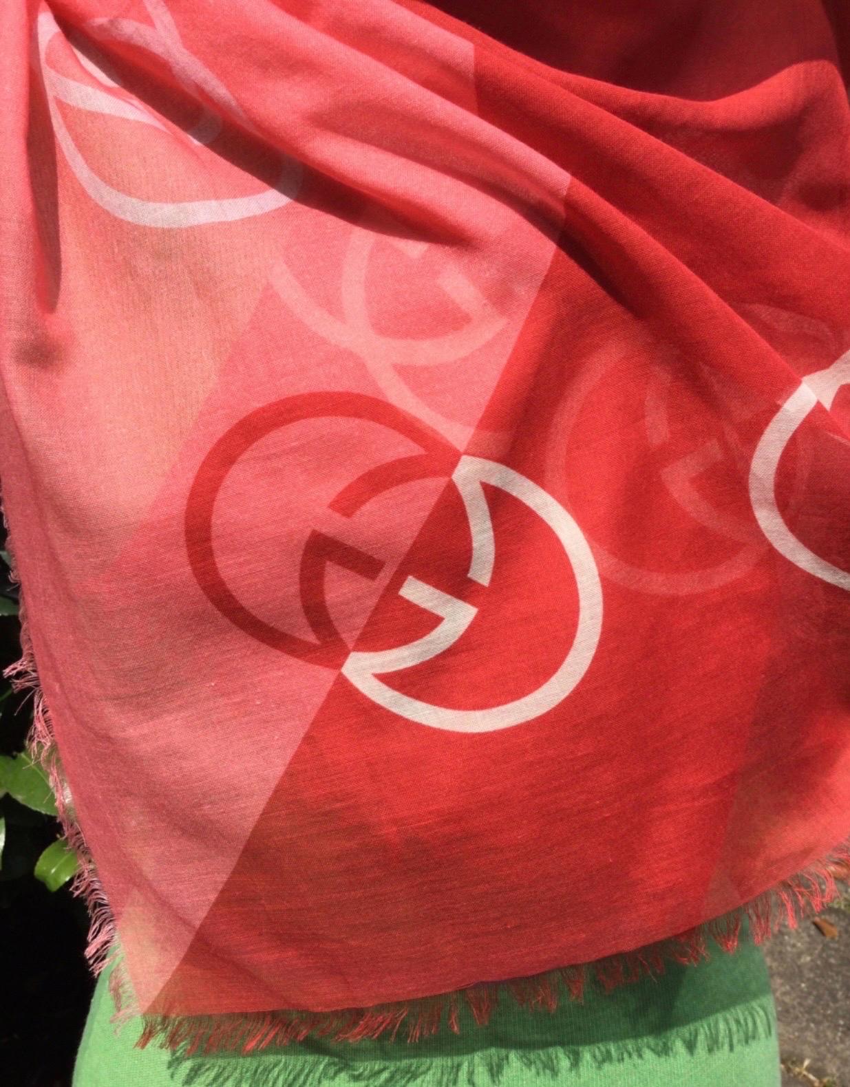 Étole Gucci GG monogramme rouge, rose et blanc Unisexe en vente
