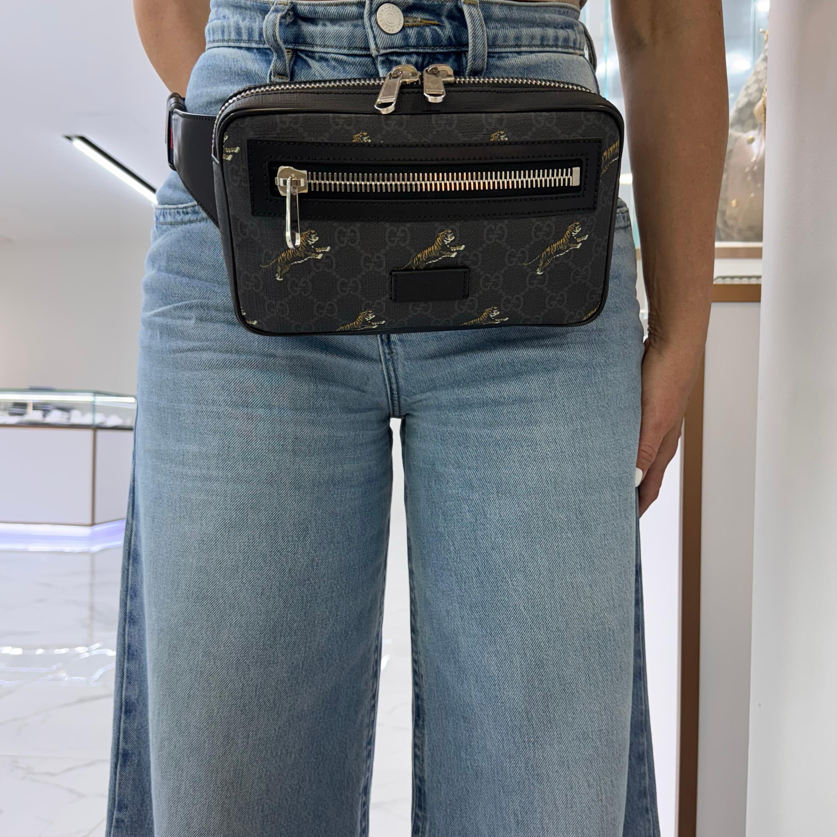 Gucci GG Monogram Supreme Tigers Borsa da cintura in pelle nera Bestiario in vendita 4