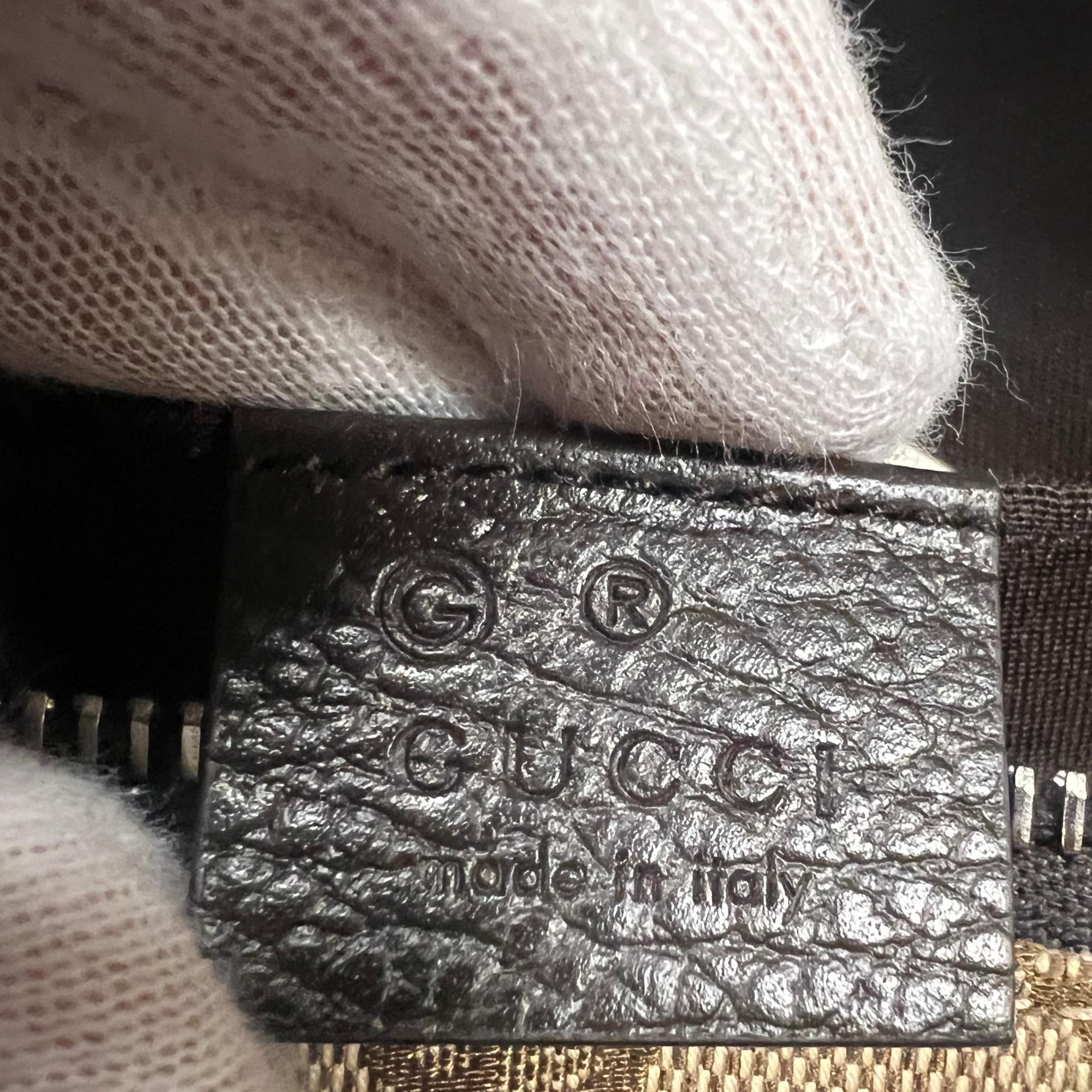 Gucci - Pochette de voyage avec monogramme GG (449174) en vente 1