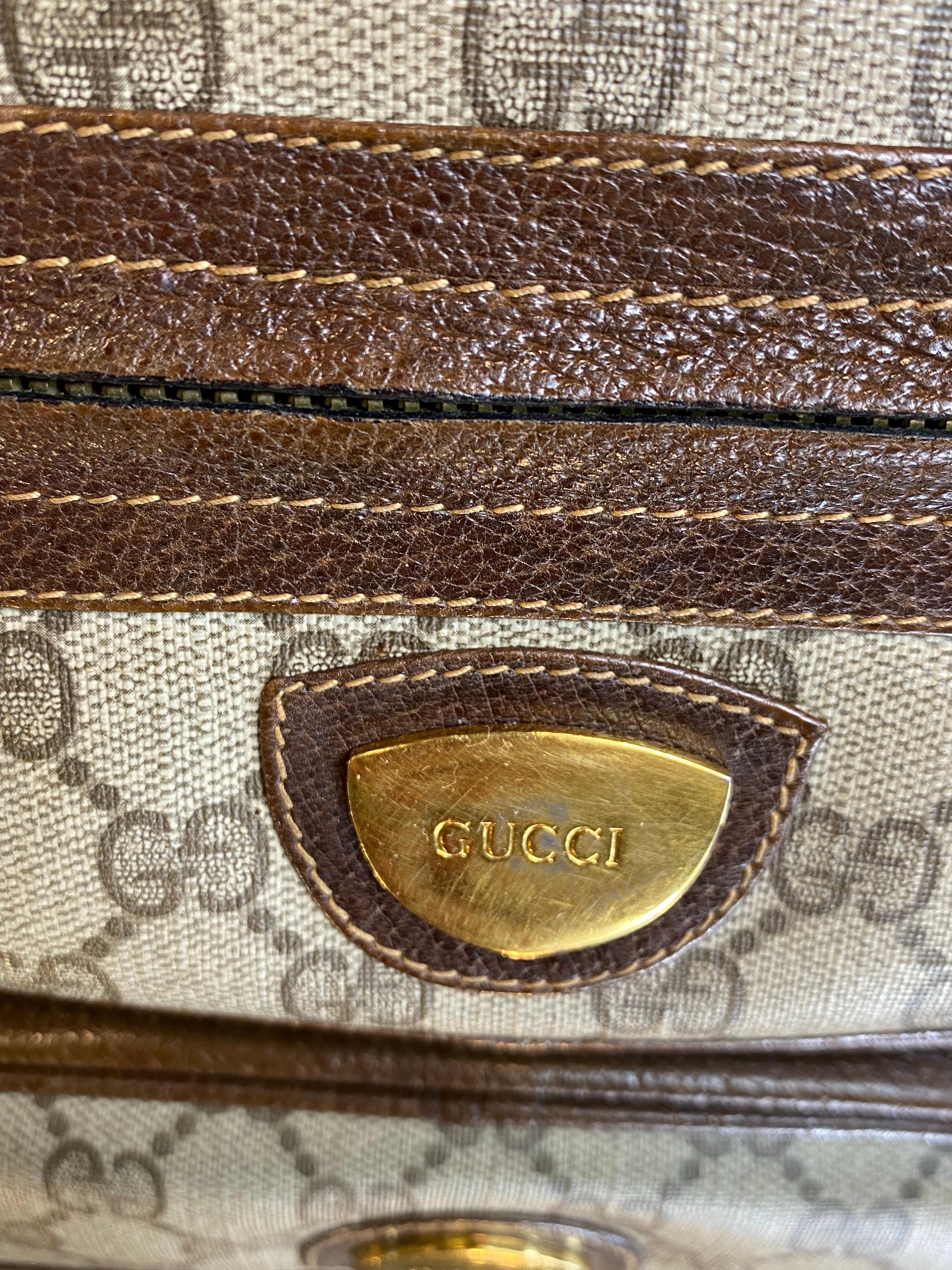 Vintage Gucci bag.
In monogram canvas and leather details.
Golden hardware slightly faded (as color) and with some scratches.
The interior shows some signs.
One of the corners has very light signs as shown in the photo.
Height 15 cm
Width 23