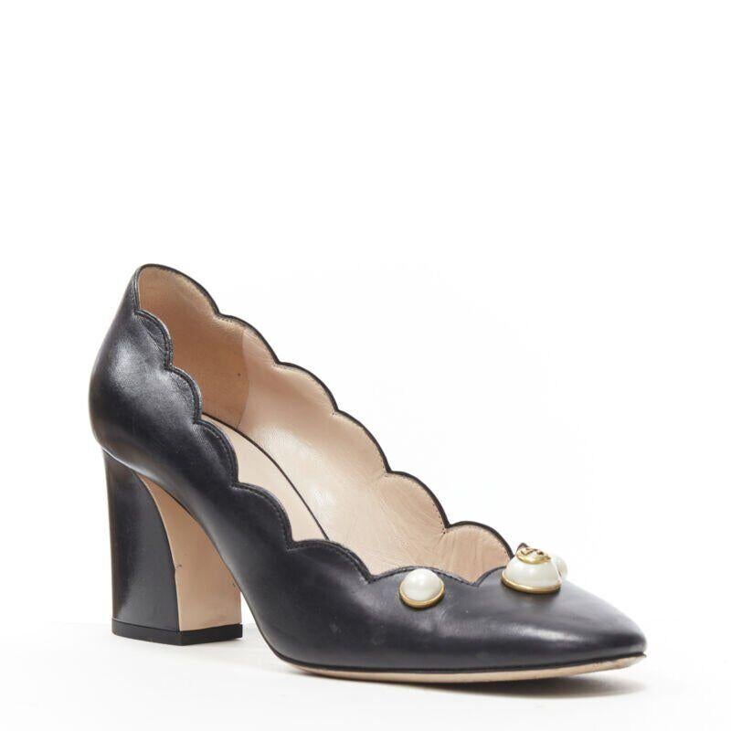 GUCCI GG - Escarpins à talons ronds à bord festonné en cuir noir avec perles EU37,5
Référence : TGAS/A05258
Marque : Gucci
Designer : Alessandro Michele
Modèle : GG perle
MATERIAL : Cuir
Couleur : Noir
Motif : Solide
Fermeture : Slip On
Détails