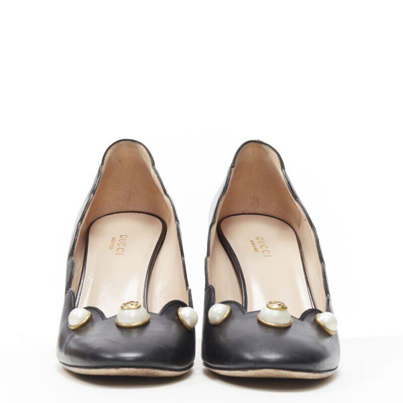 Noir GUCCI GG - Escarpins à talons ronds à bord festonné en cuir noir avec perles EU37,5 en vente