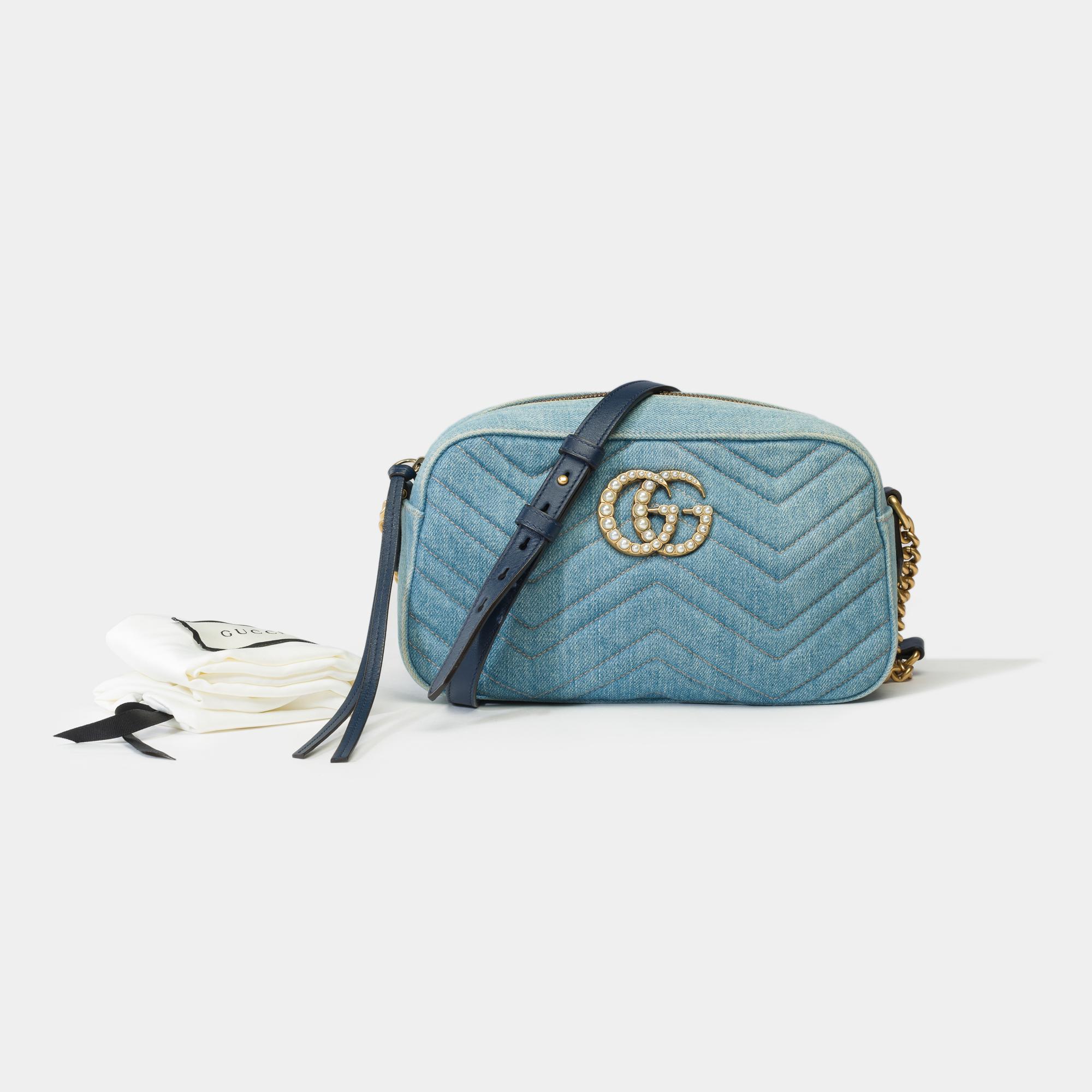 Elegant​ ​Gucci​ ​GG​ ​Pearly​ ​Marmont​ ​shoulder​ ​bag​ ​in​ ​blue​ ​denim,​ ​metal​ ​trim​ ​and​ ​gold​ ​beads,​ ​adjustable​ ​blue​ ​leather​ ​chain​ ​strap

Zipper
Interior​ ​lining​ ​in​ ​floral​ ​beige​ ​satin
A​ ​patch​ ​pocket
Dimensions:​