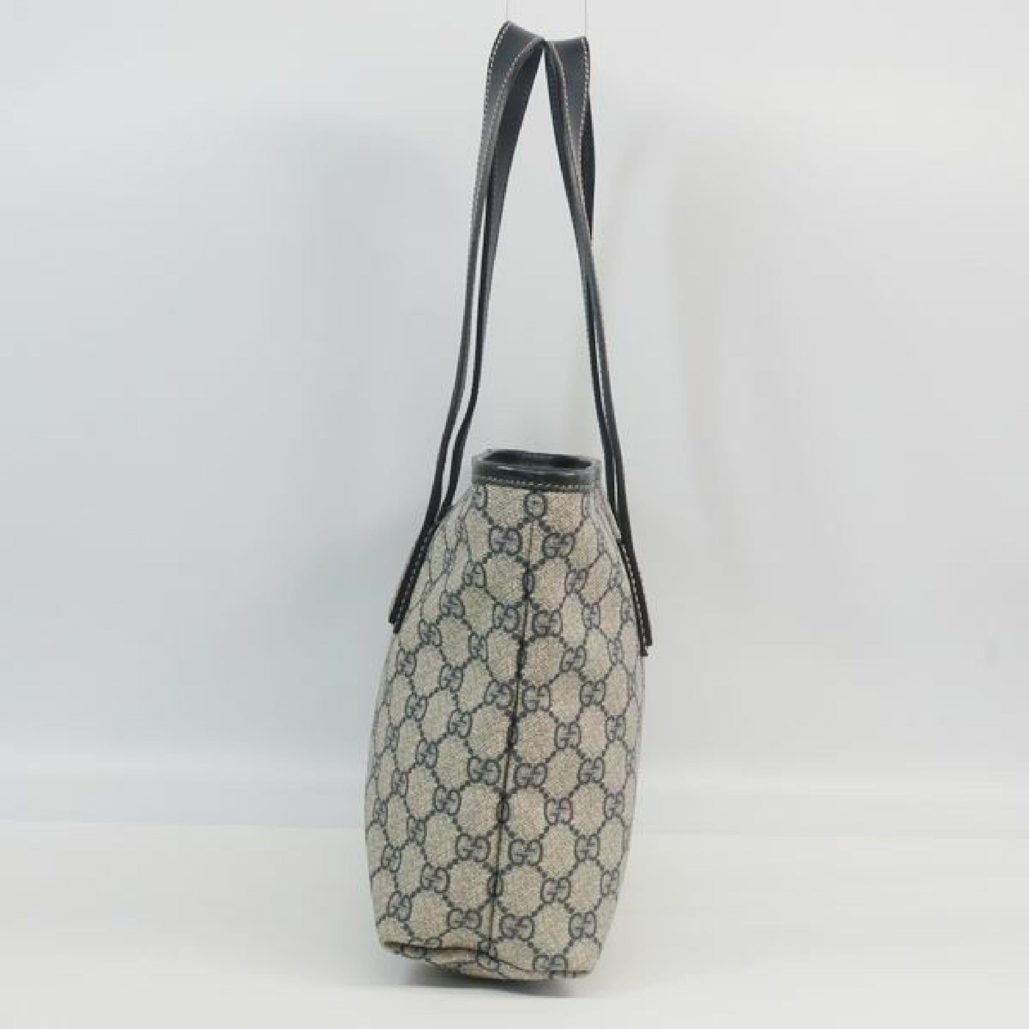 An authentic GUCCI GG plus shoulder Womens tote bag 211138 beige x Navy. The color is beige x Navy. The outside material is coating canvas/ calf. The pattern is GG plus  shoulder. This item is Contemporary. The year of manufacture would be