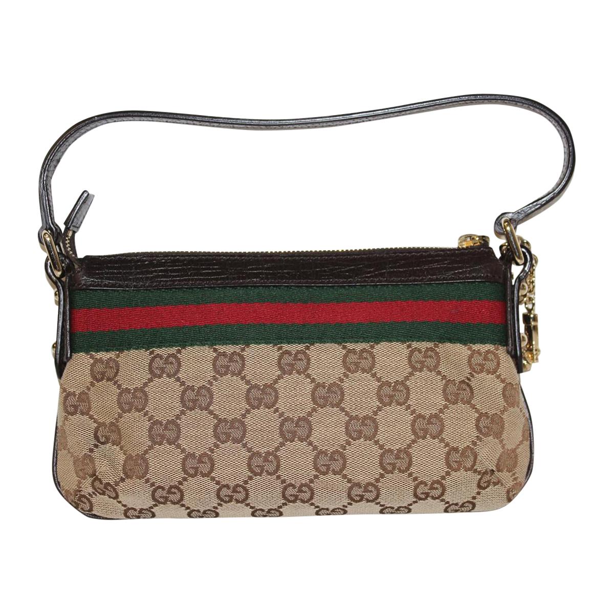 Iconic Gucci pochette
Leather and fabric
GG logo with green and red stripe
Zip closure
Two golden charms on one side
One internal pocket
Cm 23 x 14 x 4 (9.05 x 5.51 x 1.57 inches)
Worldwide express shipping included in the price !