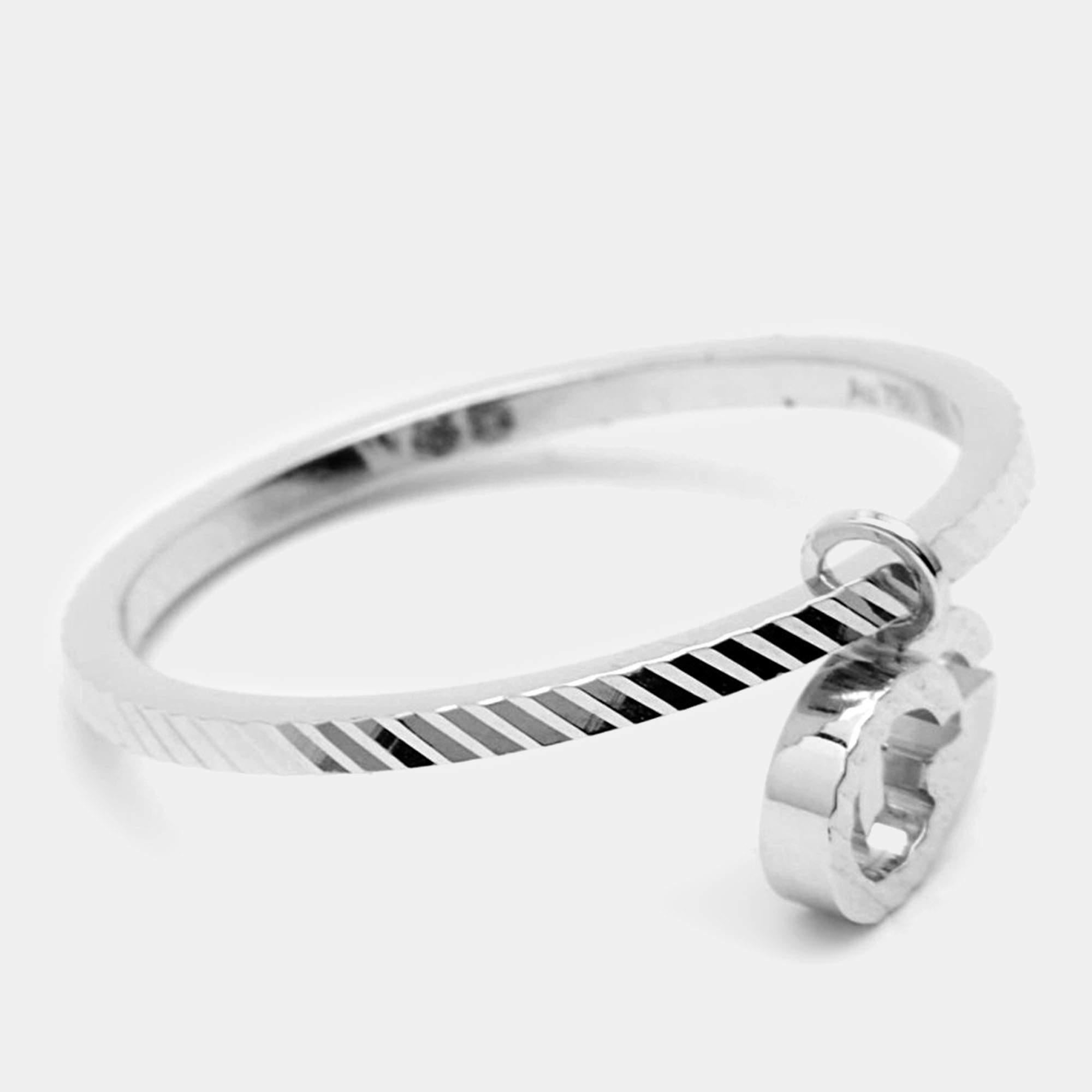Gucci GG Running 18k White Gold Charm Ring Size 51 In Excellent Condition For Sale In Dubai, Al Qouz 2
